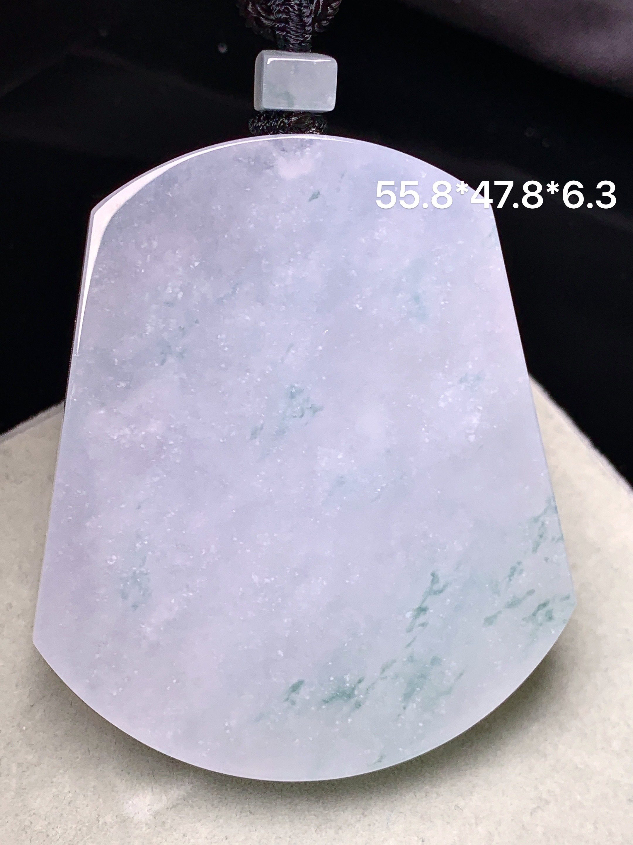 飘绿无事牌吊坠 玉质细腻 色泽艳丽清新 水润亮眼 整体尺寸55.8*47.8*6.3L1