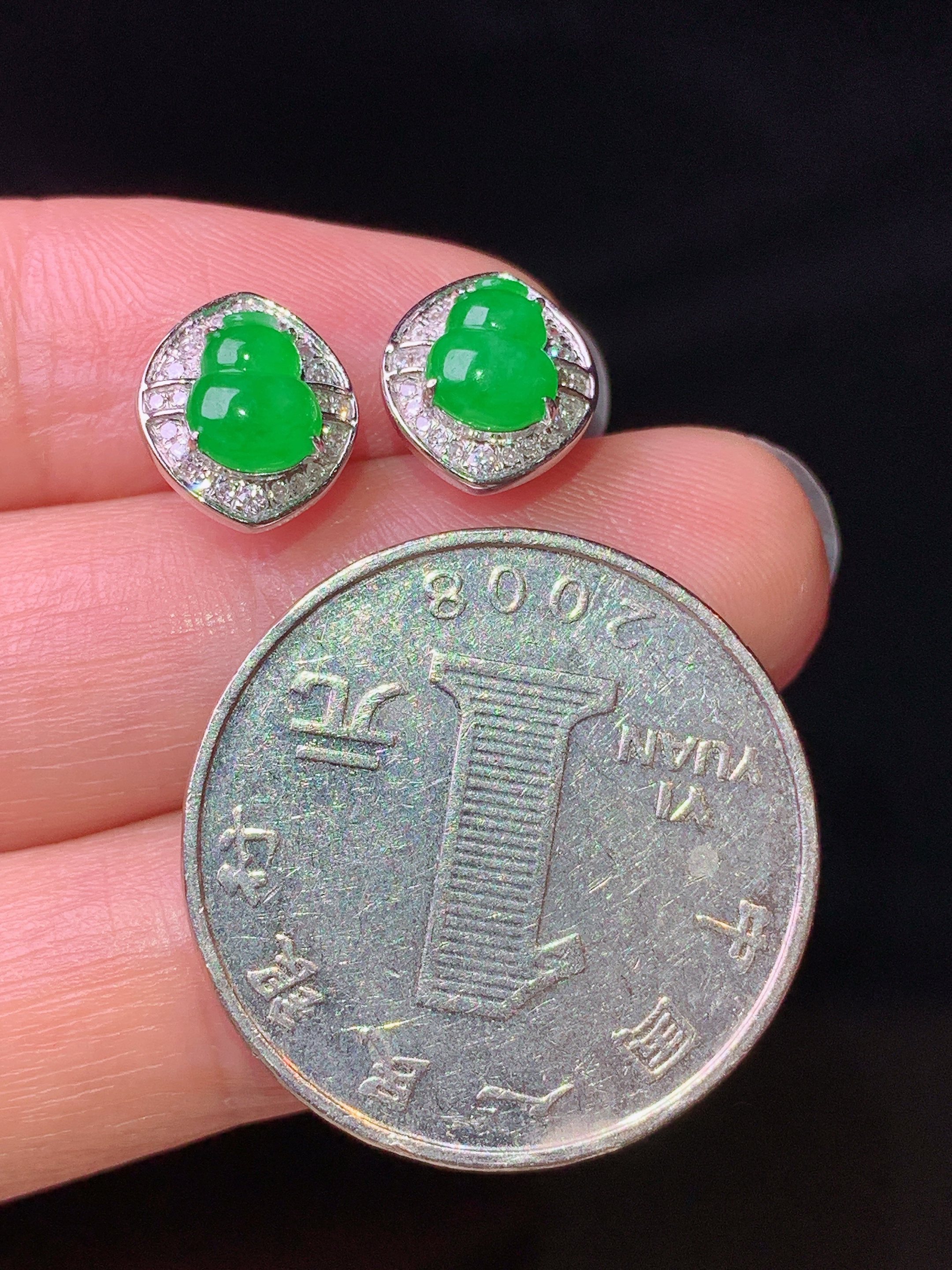 18k金钻镶嵌翠绿葫芦耳钉 玉质细腻 色泽艳丽清新 水润亮眼 整体尺寸10.3*8.8*3.6zy