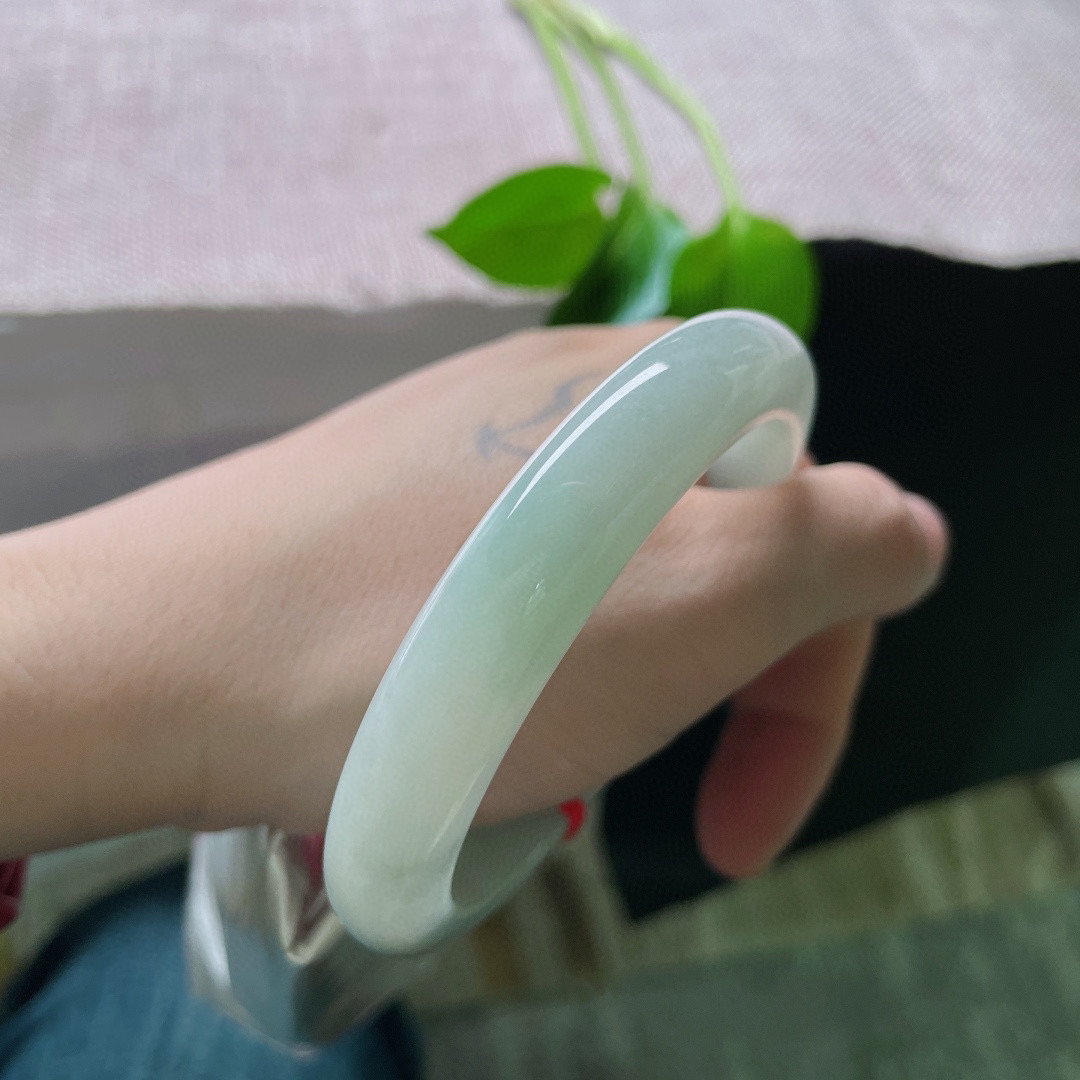 60/11.6/8.4，淡绿底正圈，大圈口，水头好，质地温润细腻，干净，棉线，