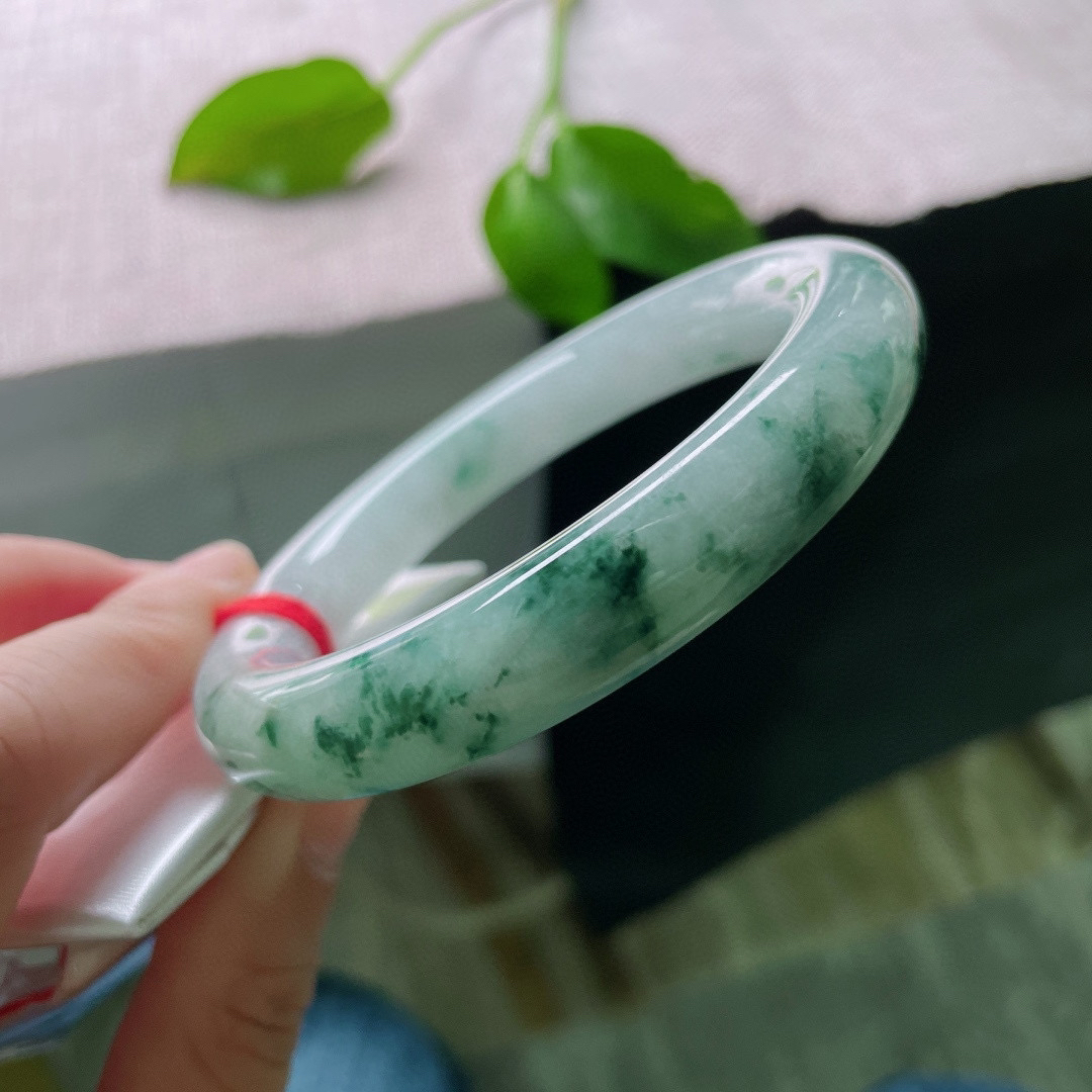 60/12.2，飘花圆条，大圈口，天然孤品，无两花色，戴出专属气质。珠圆玉润，完美