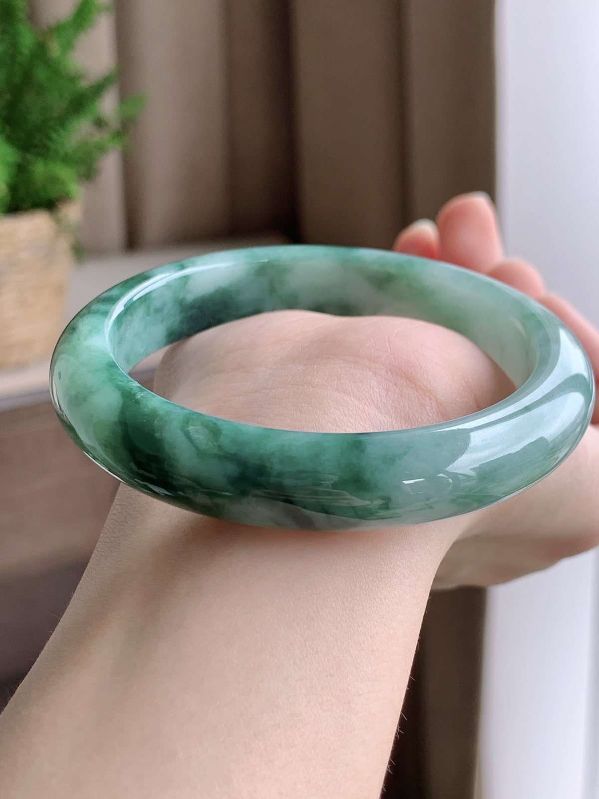 【手镯】正圈 圈口 55 56
【尺寸】55.5-11.4-7.4
【说明】冰飘花 青山云雾 种老细腻 缅甸A货翡翠 完美