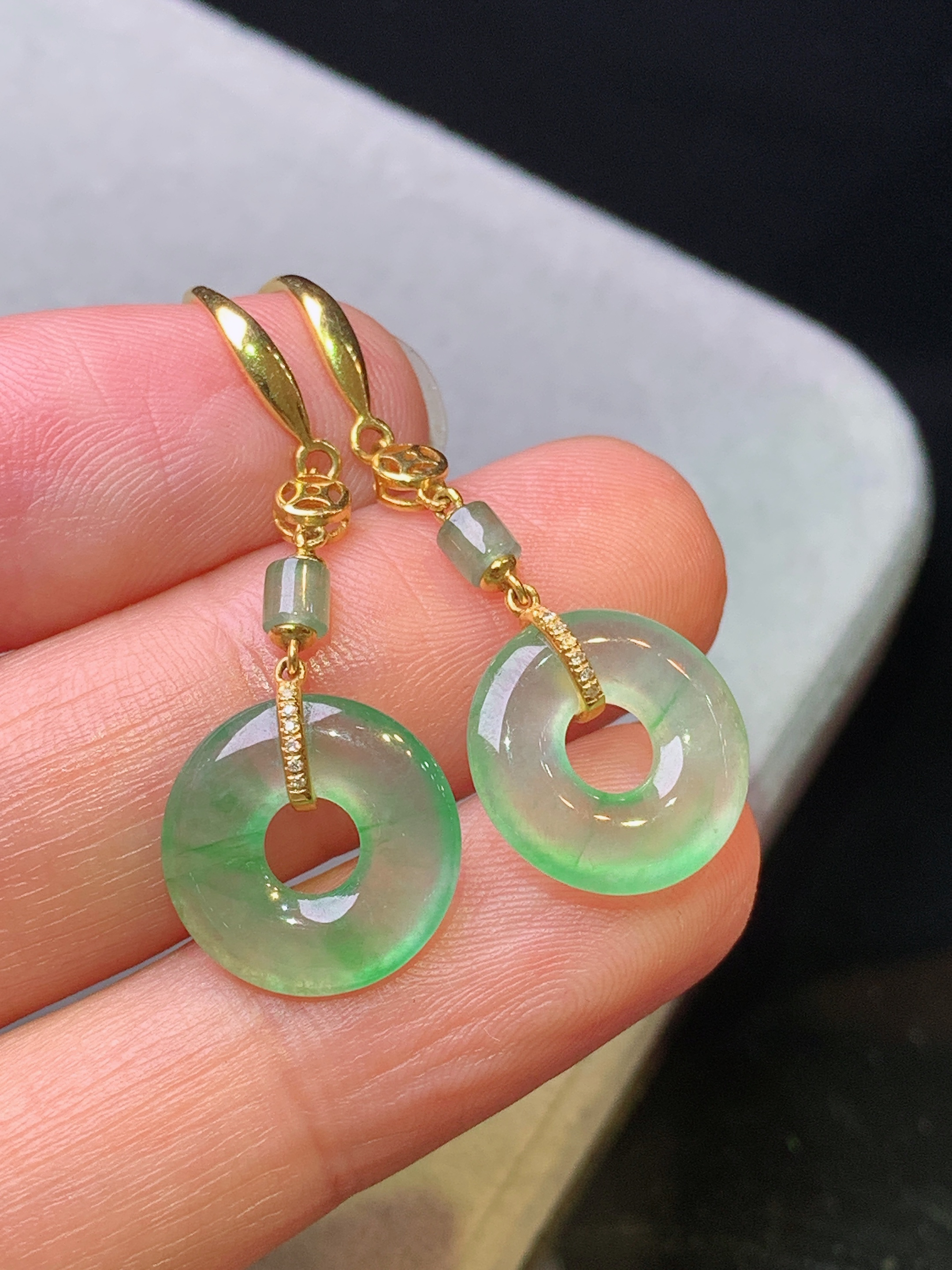 18k金钻镶嵌冰种平安扣耳坠 玉质细腻 色泽艳丽清新 水润亮眼 整体尺寸34.6*12.7*2.7m