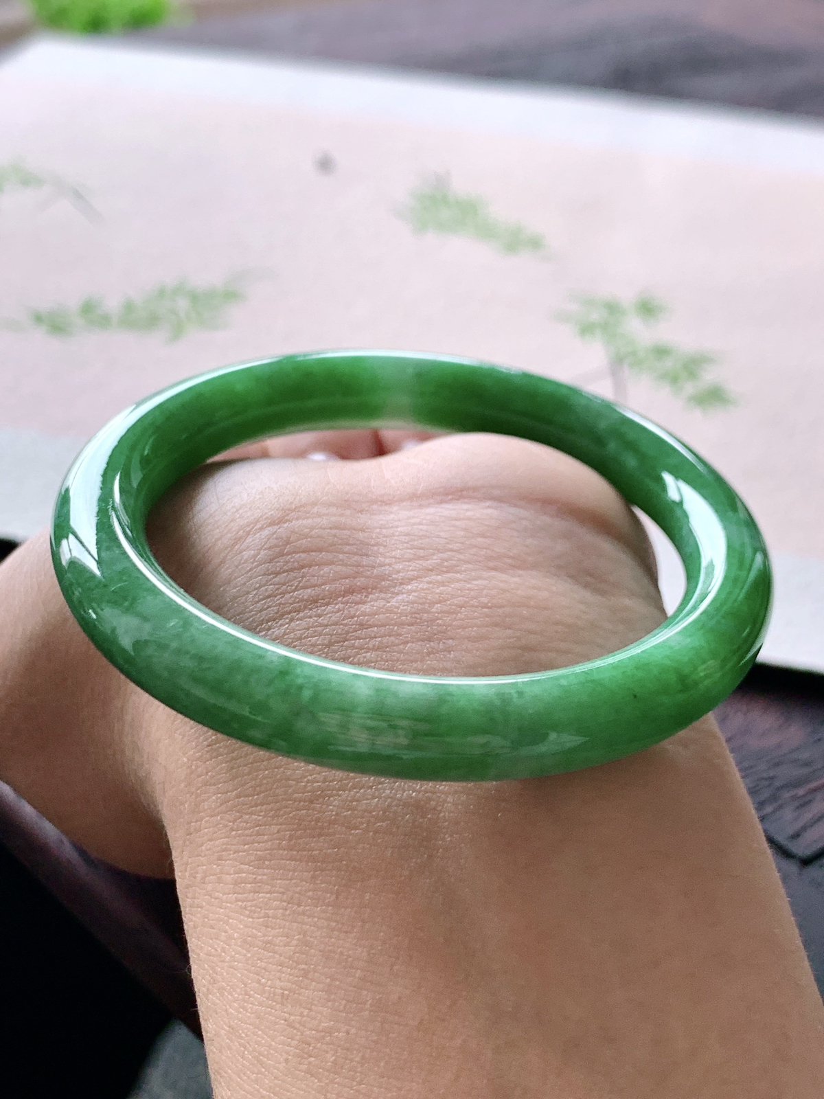 【手镯】️圆条 圈口 53 54
【尺寸】52.9-8.7-8.5
【说明】满绿凝脂 冰阳绿 满绿 小圈口 种老细腻 缅甸A货翡翠 有细纹