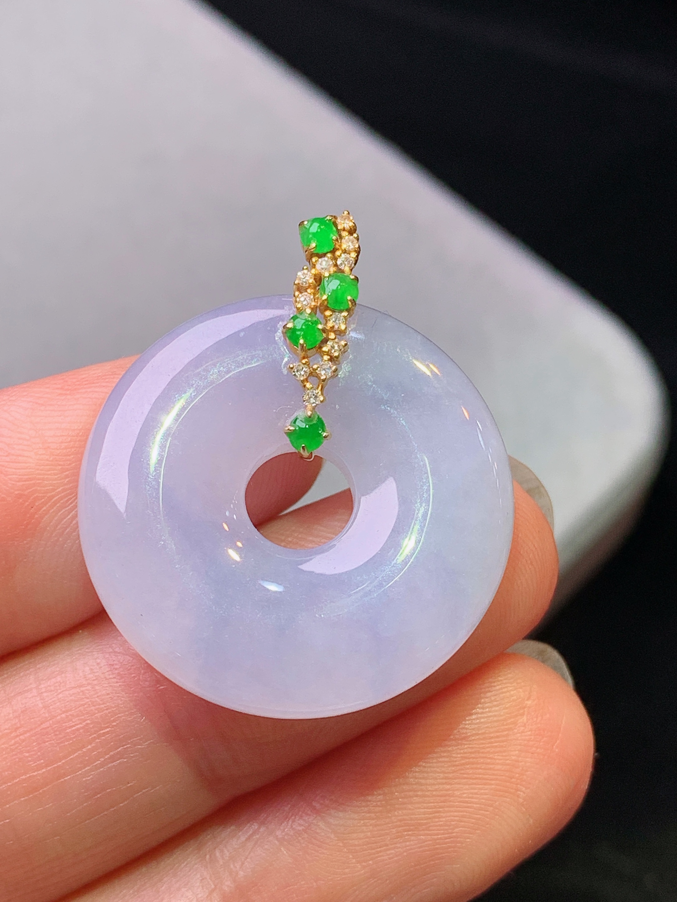 18k金钻镶嵌淡紫罗兰平安环吊坠 玉质细腻 色泽艳丽清新 水润亮眼 整体尺寸28.9*24.2*5.2b1