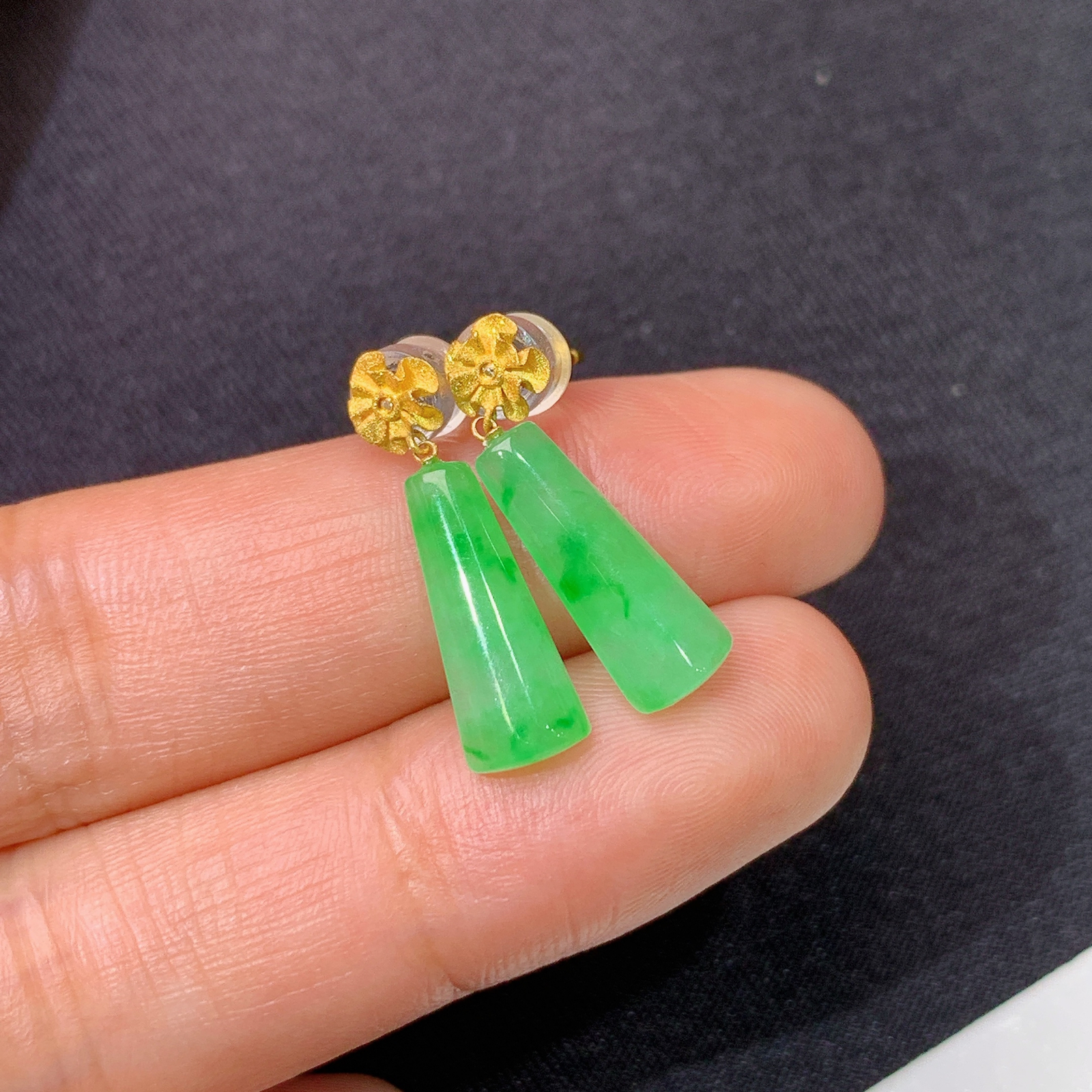 冰飘绿无事牌耳坠，18k金镶嵌，简约时尚，冰润色阳，种水足，Xyg 尺寸13.7*5.6*2.6