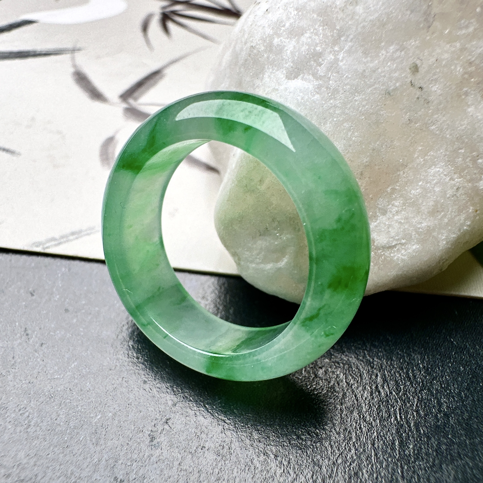 【冰种飘绿戒圈】难得的冰润度，难得的好颜色，韵味十足，古色古香。也可当甜甜圈佩戴
