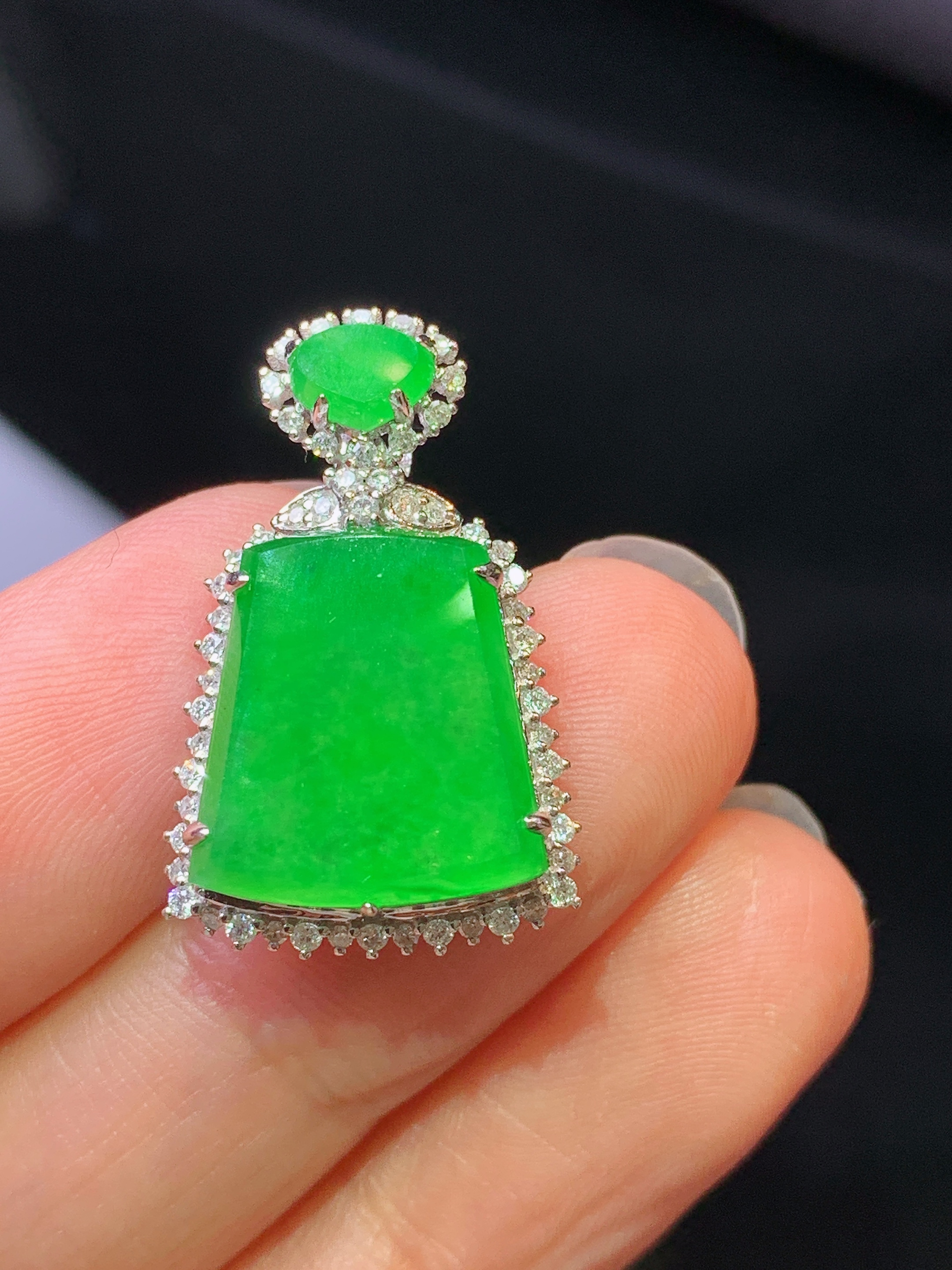 18k金钻镶嵌翠绿无事牌吊坠 玉质细腻 色泽艳丽清新 水润亮眼 整体尺寸24.6*15.6*7.5f