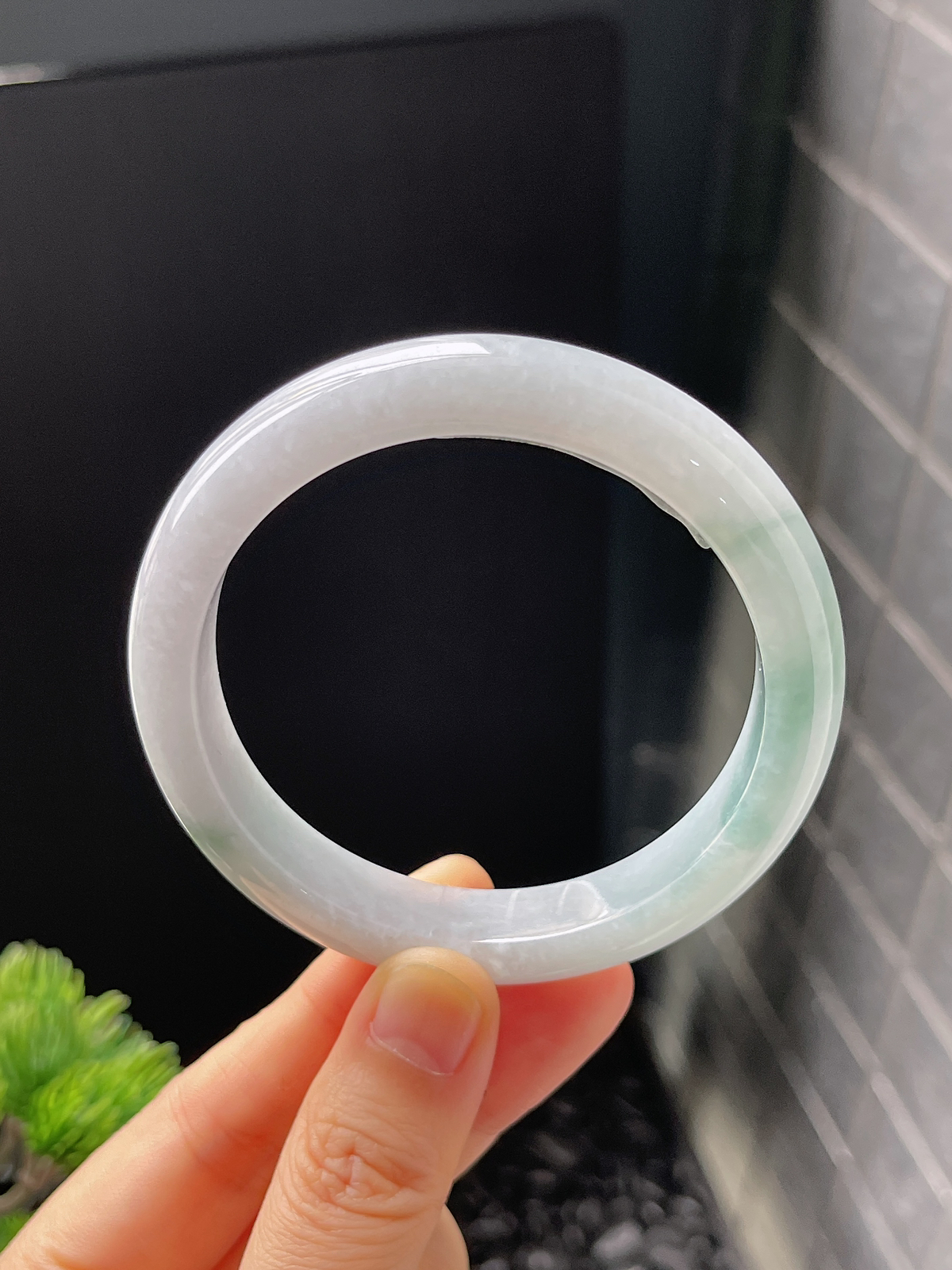 正圈56.2圈口，翡翠糯化种淡蓝色手镯