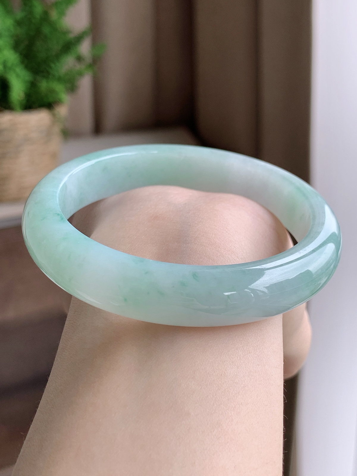 【手镯】正圈 圈口 55 56
【尺寸】55.7-11.9-7.6
【说明】冰飘花 烟雨晴水 种老细腻 缅甸A货翡翠 完美