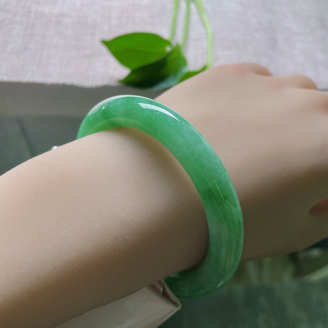 53.5/9.5绿底圆条，浓得化不开的绿，是雨林深处最沉静的那口呼吸。有纹