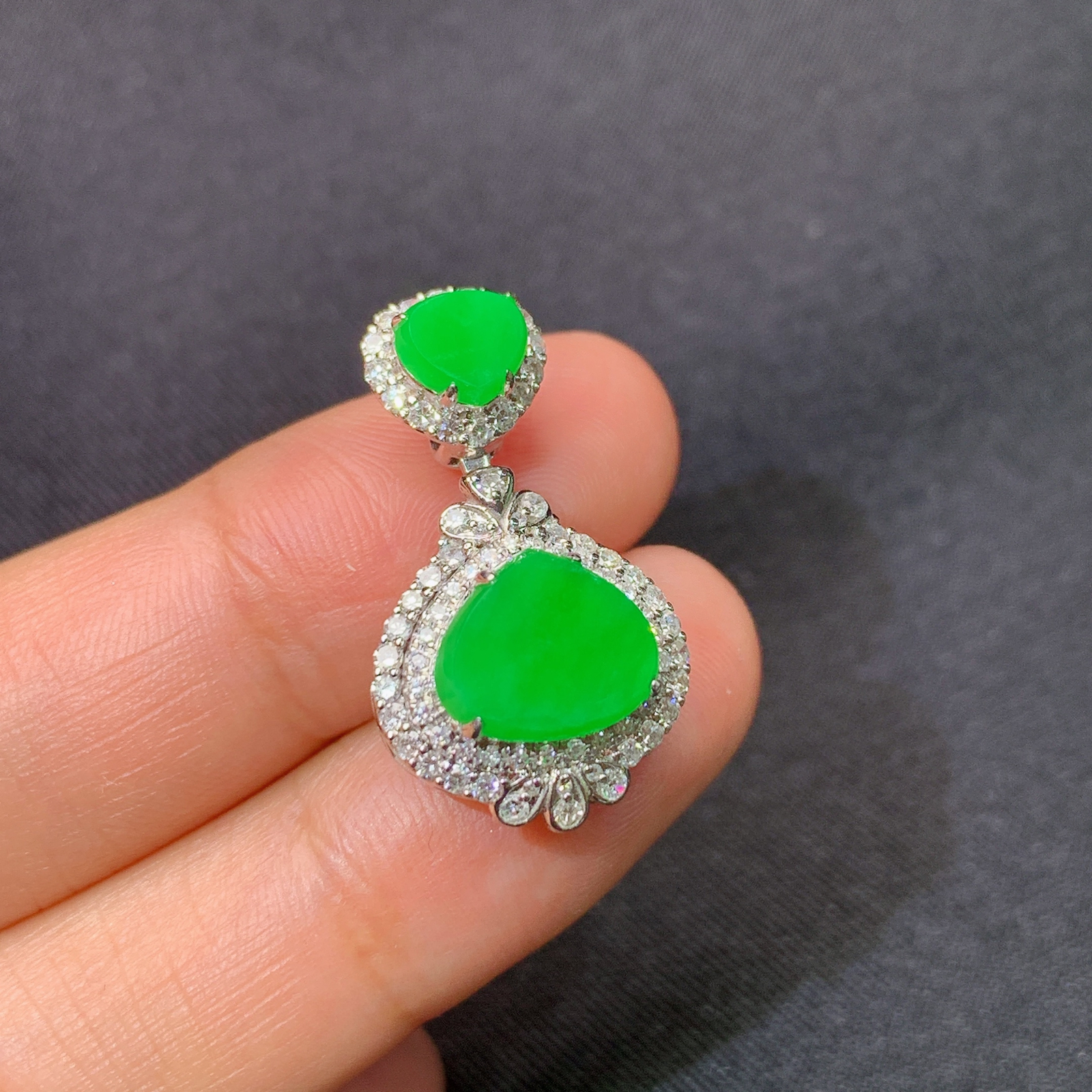 冰阳绿水滴吊坠，18k金镶嵌，冰润色阳，玉质细腻，种水足，Yh1 尺寸24.8*14.2*8.7