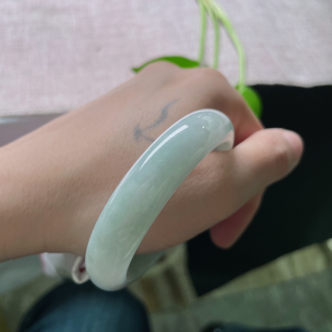 52.1/12.8/7.5。淡绿底正圈，水润细腻，清雅气质，温柔大方。无纹裂