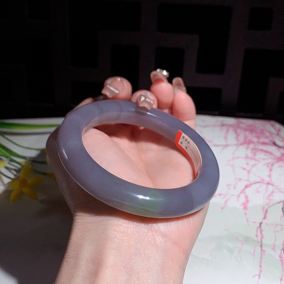 和田玉57圈口紫罗兰色漂翠手镯！翠青手镯，玉质细腻油润 底色纯净 无裂无杂 脂粉好，品质高