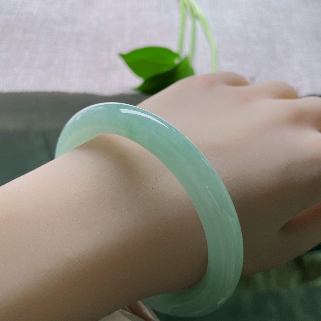 58.8/9.4，果绿底圆条，凝萃的永恒，举手投足间尽显优雅端庄的气质，无暇