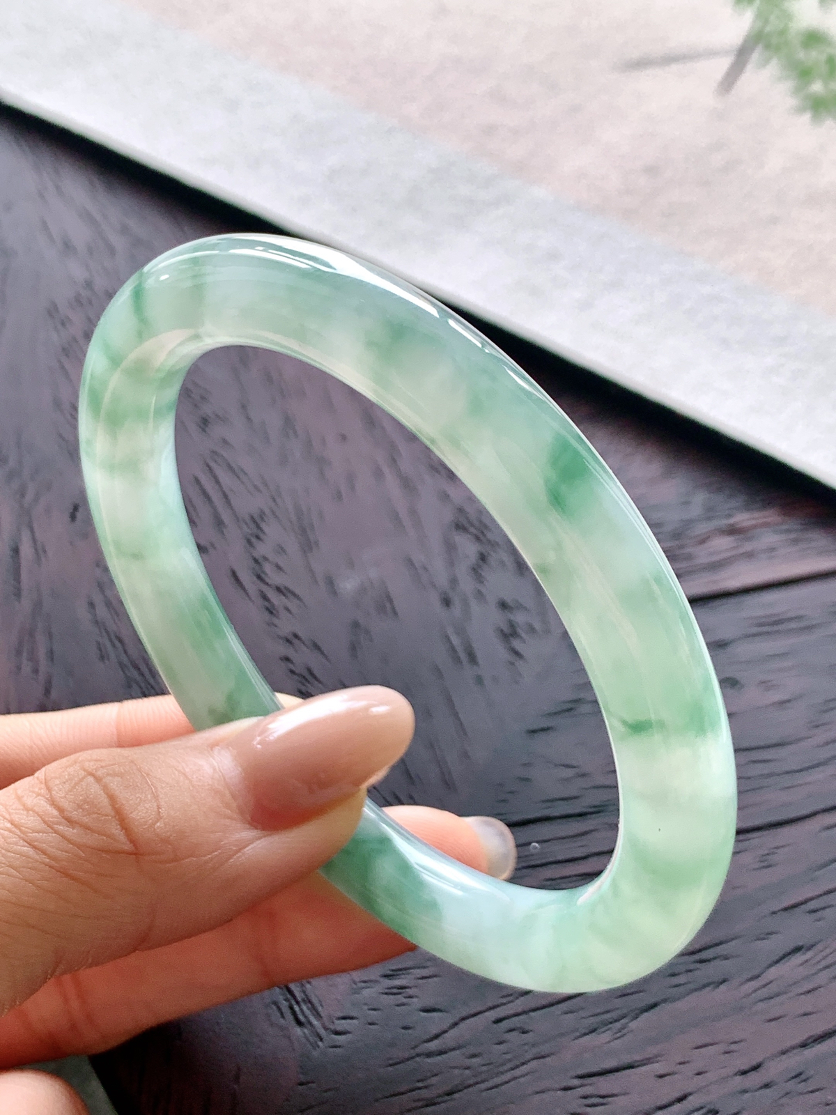 【手镯】️圆条 圈口 57 58 
【尺寸】56.4-8.4-8.5
【说明】冰底晴岚 冰晴水 冰飘花 种老细腻 缅甸A货翡翠 有细纹