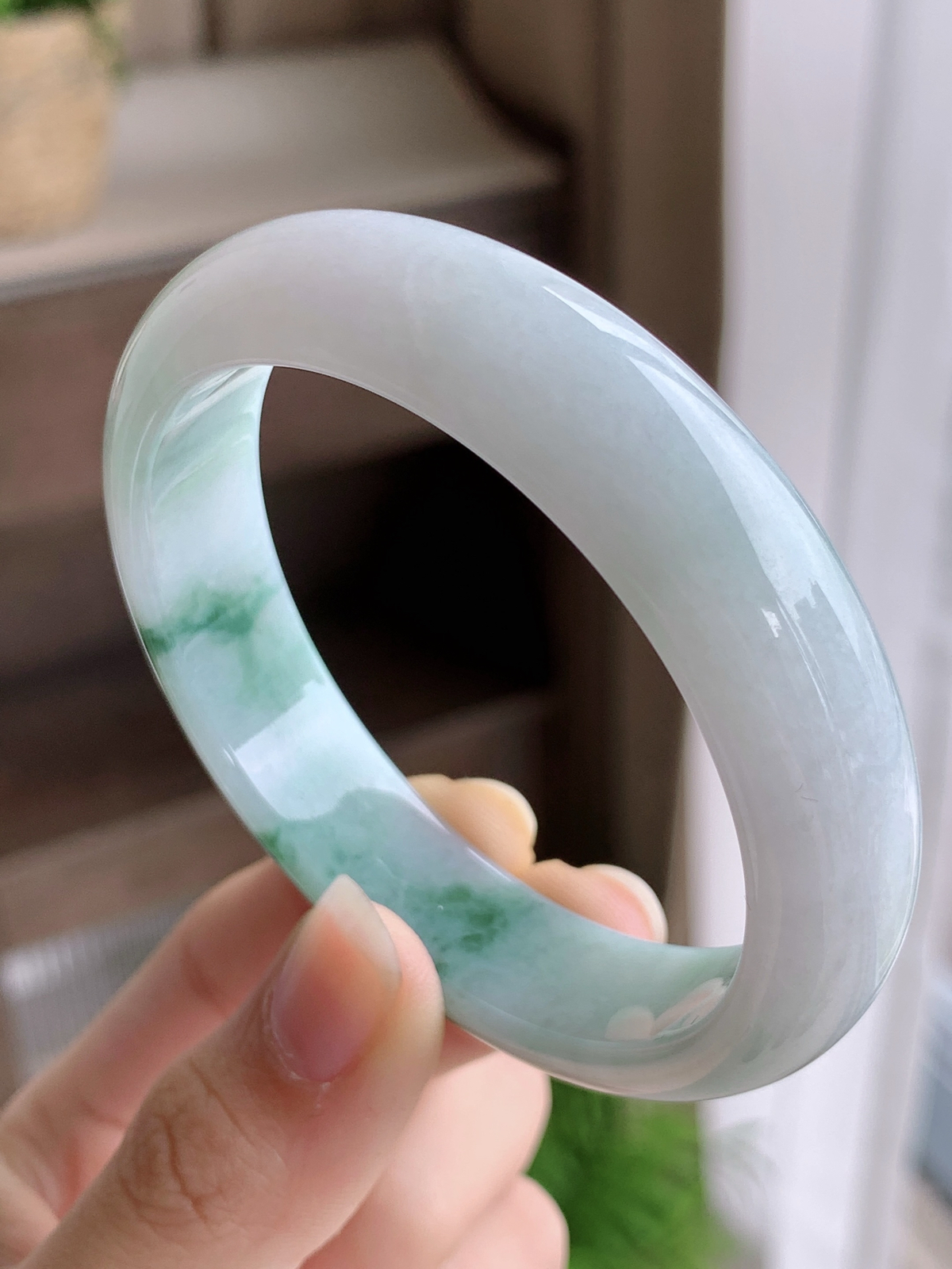 【手镯】正圈 圈口 54 55
【尺寸】55.1-13.2-7.3
【说明】冰飘花 烟雨江南 种老细腻 缅甸A货翡翠 完美