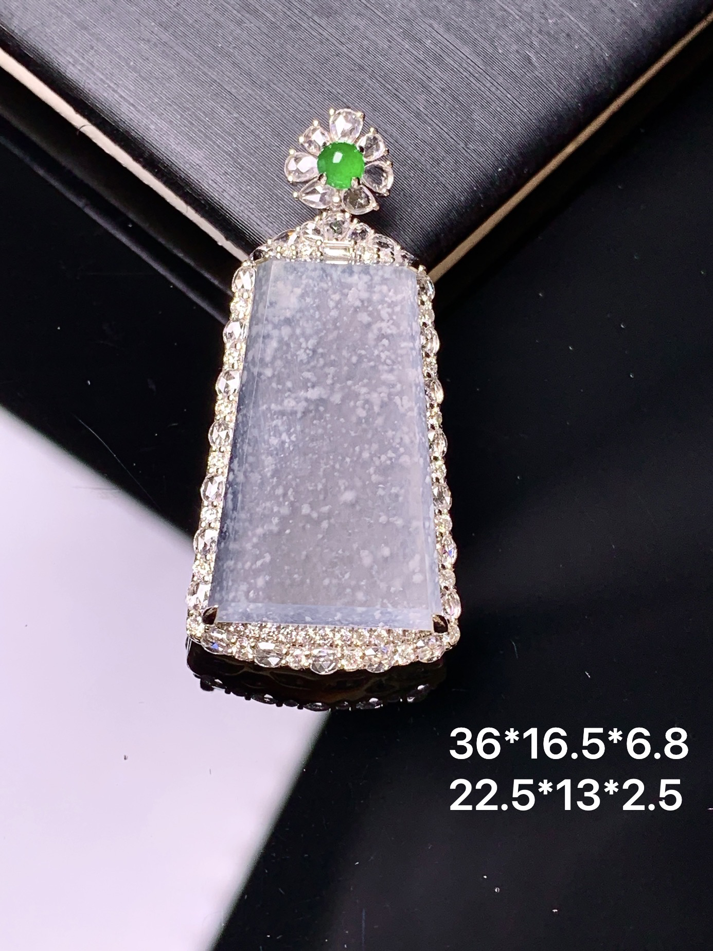 18k金钻镶嵌冰种雪花棉无事牌吊坠 玉质细腻 色泽艳丽清新 水润亮眼 整体尺寸36*16.8*6.8d2