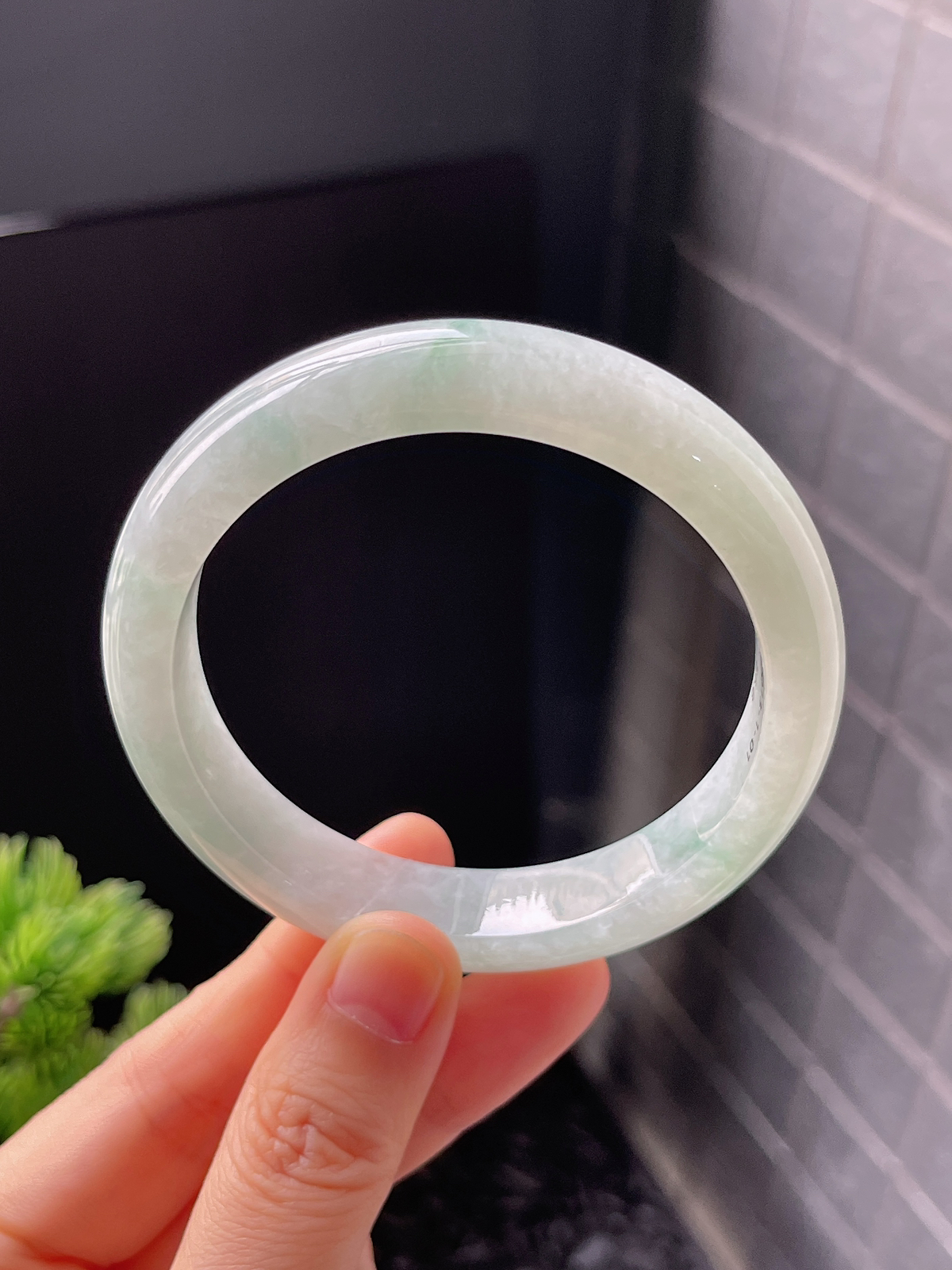 正圈56.8圈口，翡翠糯化种淡绿色手镯