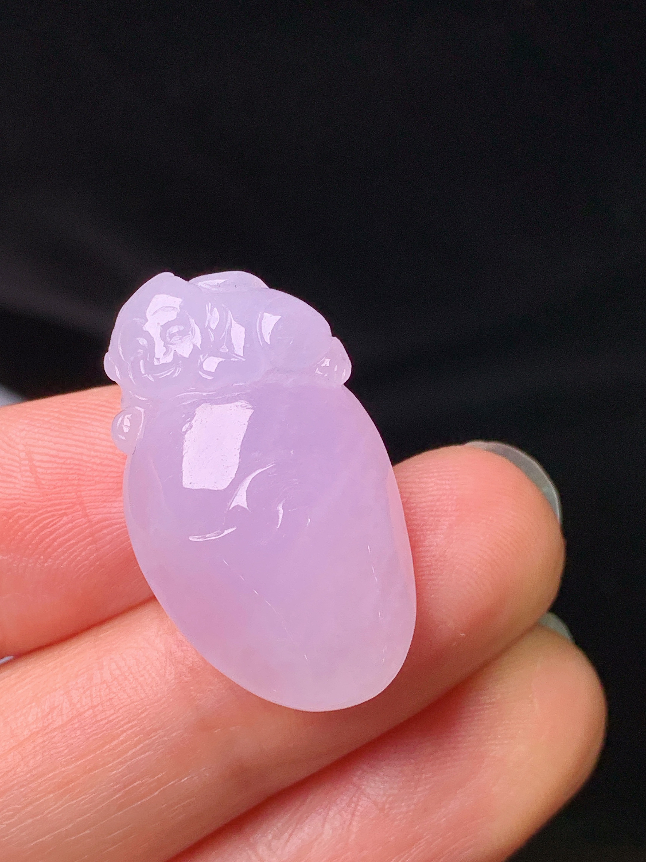 淡紫罗兰灵猴献寿吊坠 玉质细腻 色泽艳丽清新 水润亮眼 整体尺寸26.8*15.6*7.5j3
