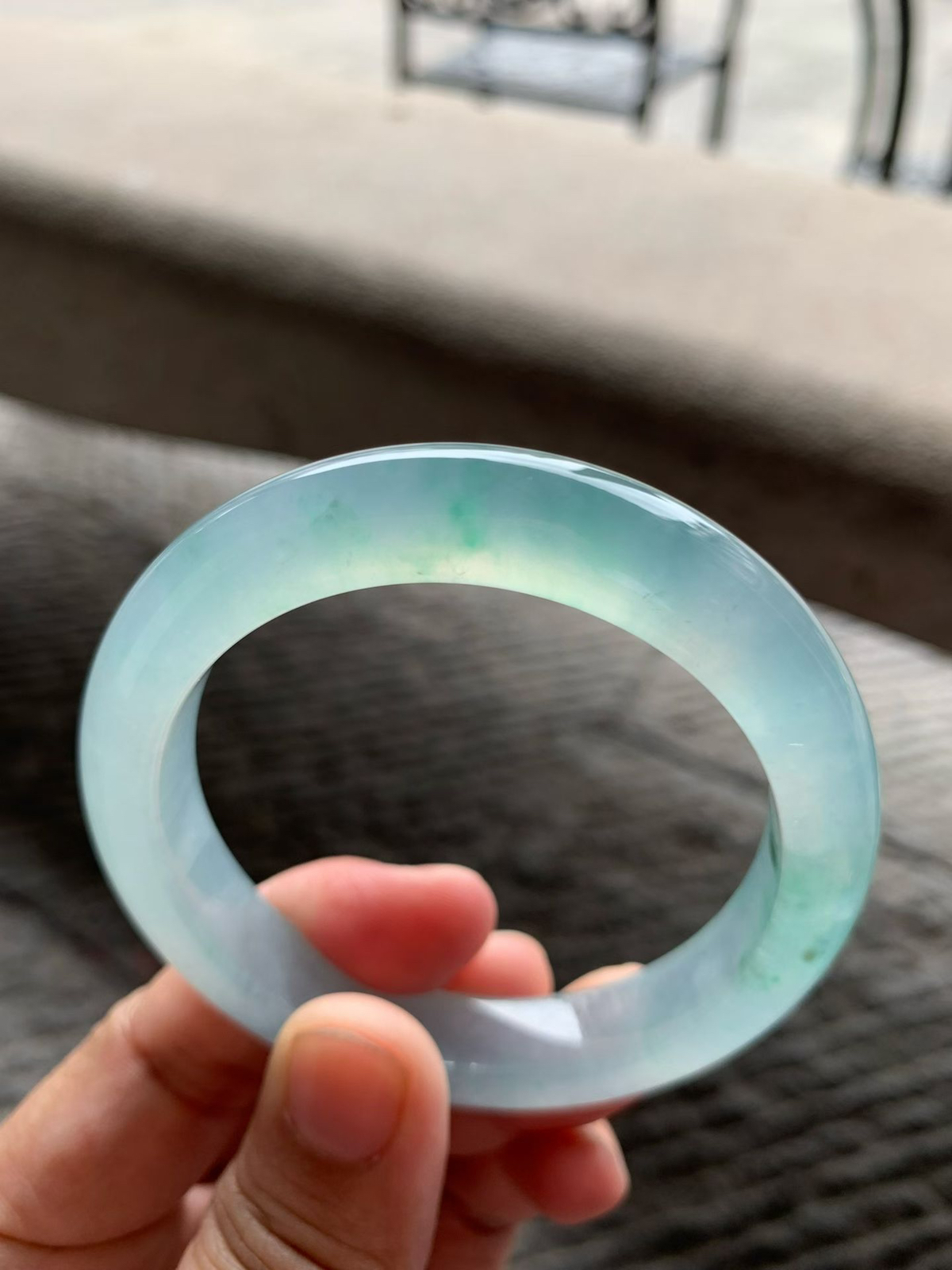 老坑飘绿花正圈手镯尺寸55*12*9 老坑种水，通透冰莹，清润水足，起光起胶，淡绿花色若隐若现，上手高贵又清冷！