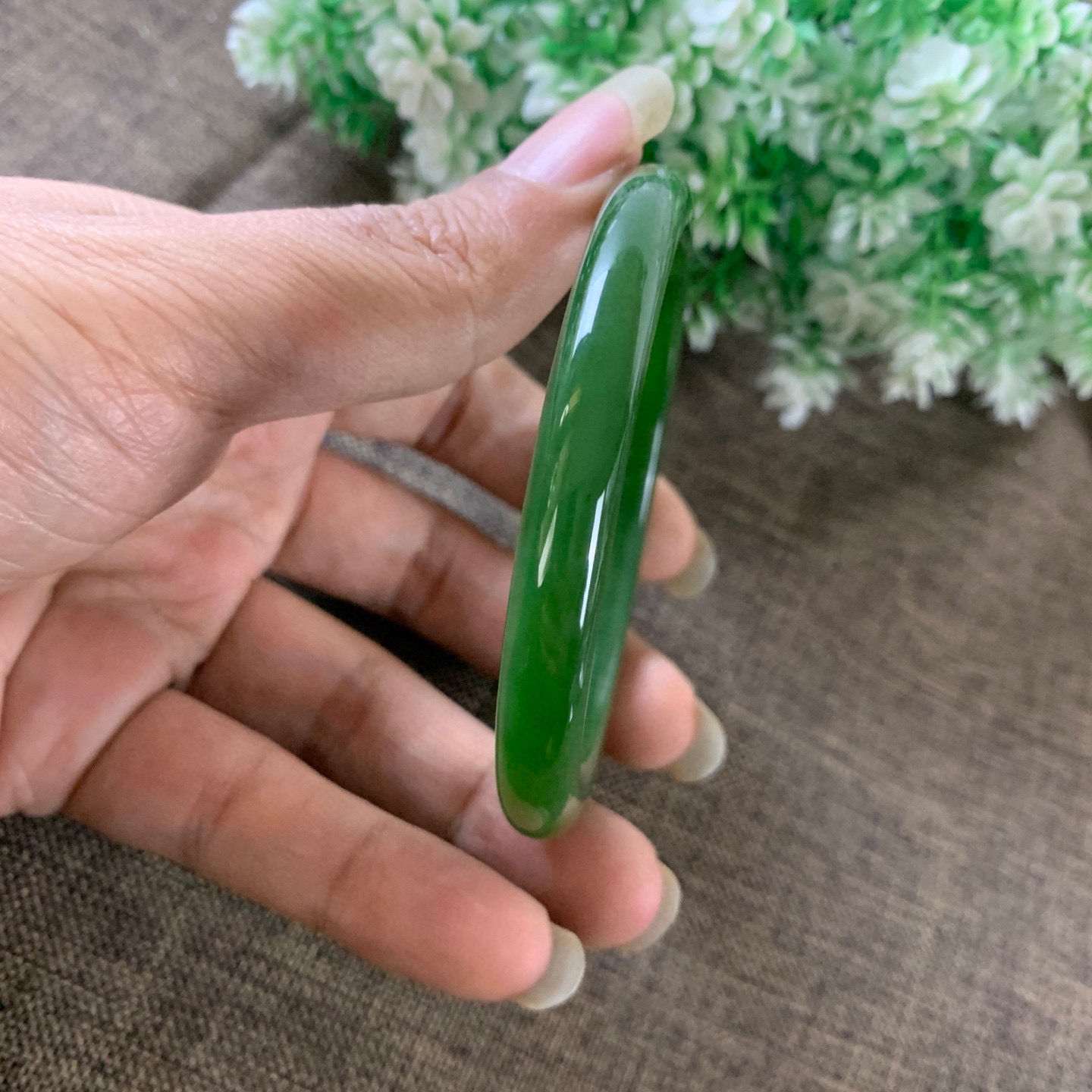 和田玉碧玉61圈口鲜阳绿色手镯，镯型古朴典雅。在诗情画意的雨巷相遇，你是我腕间的一抹风情，有你眸有深情.清风荡漾湖间静水，我愿俯身低眉，在烟波涟漪处寻你