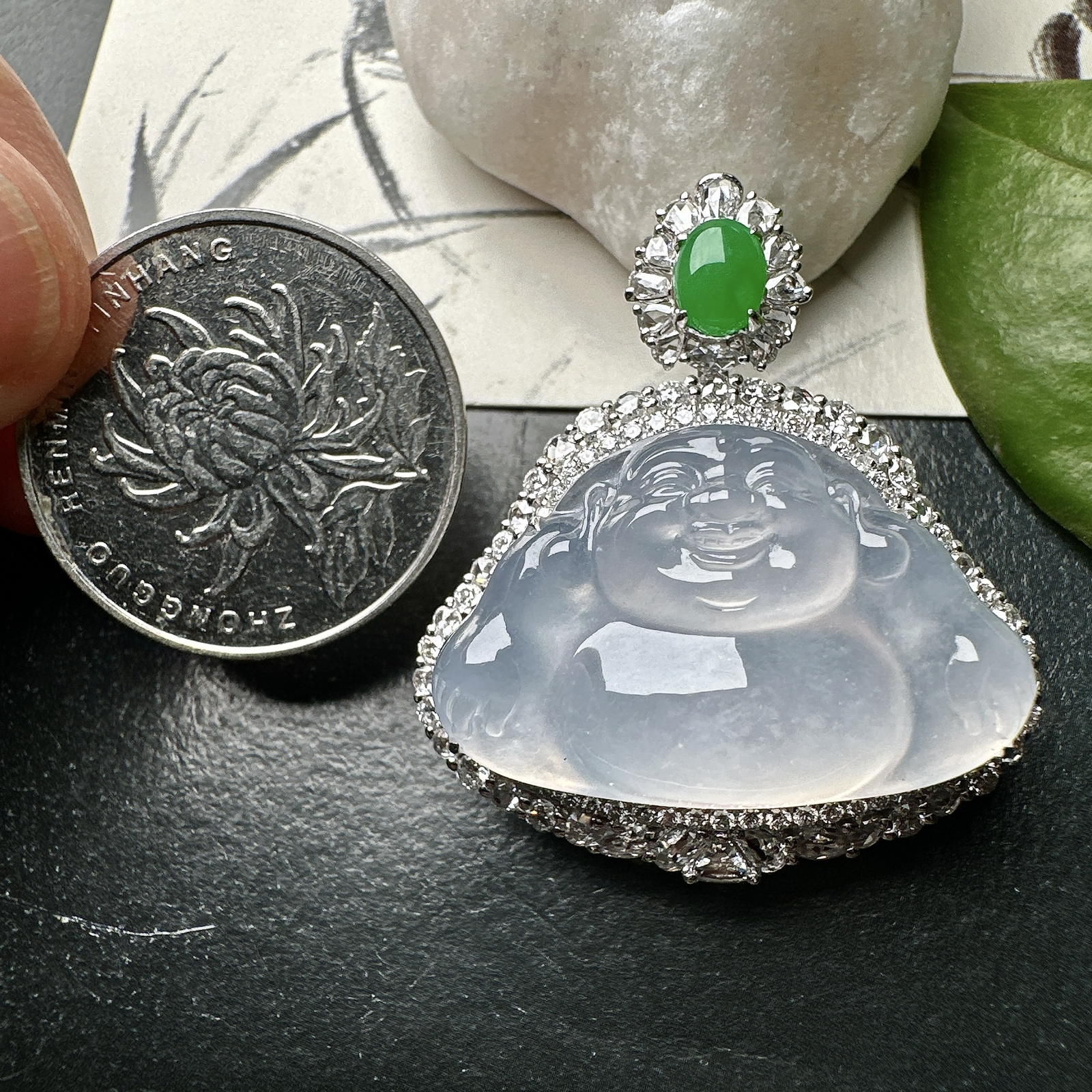 【冰种佛公吊坠】种水上乘，晶莹剔透，纯净通透，莹光感很强，18k金钻镶嵌，裸石尺寸18.3*28.6*6毫米