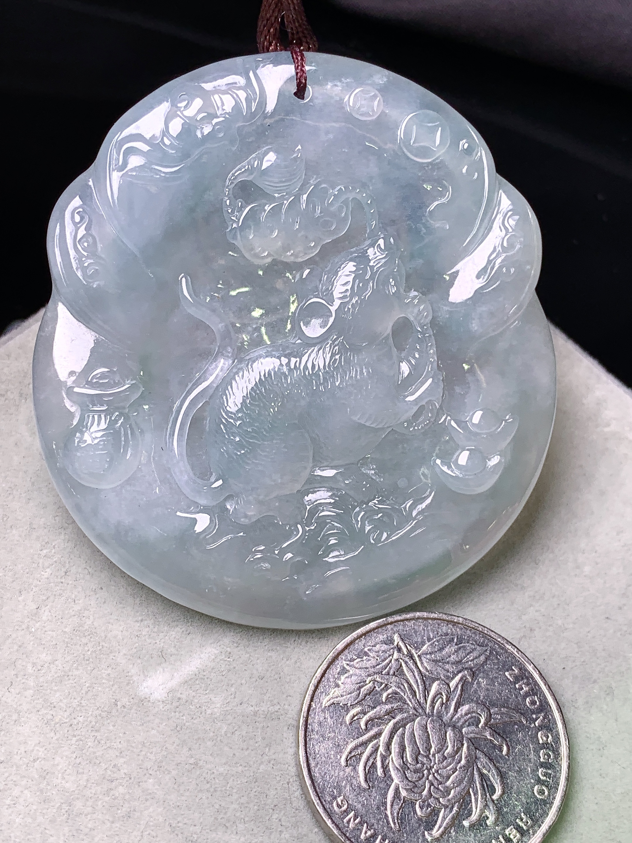 生肖鼠牌子吊坠 玉质细腻 色泽艳丽清新 水润亮眼 整体尺寸54.2*50*5.6b