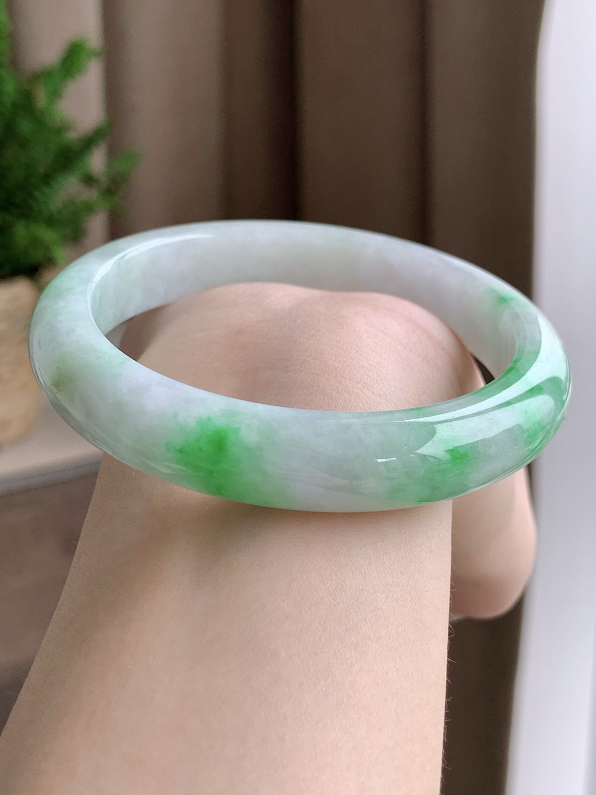 【手镯】正圈 圈口 55 56
【尺寸】56-10.9-7.8
【说明】飘绿花 冰飘花 金丝绿 白底青 种老细腻 缅甸A货翡翠 完美