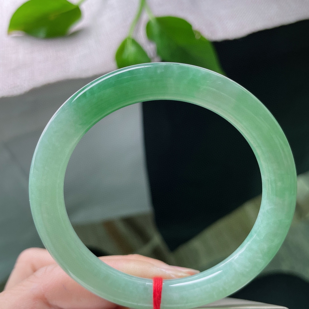 56.8/9，绿底圆条，颜色鲜艳夺目，佩戴贵气，温柔贤惠，水润