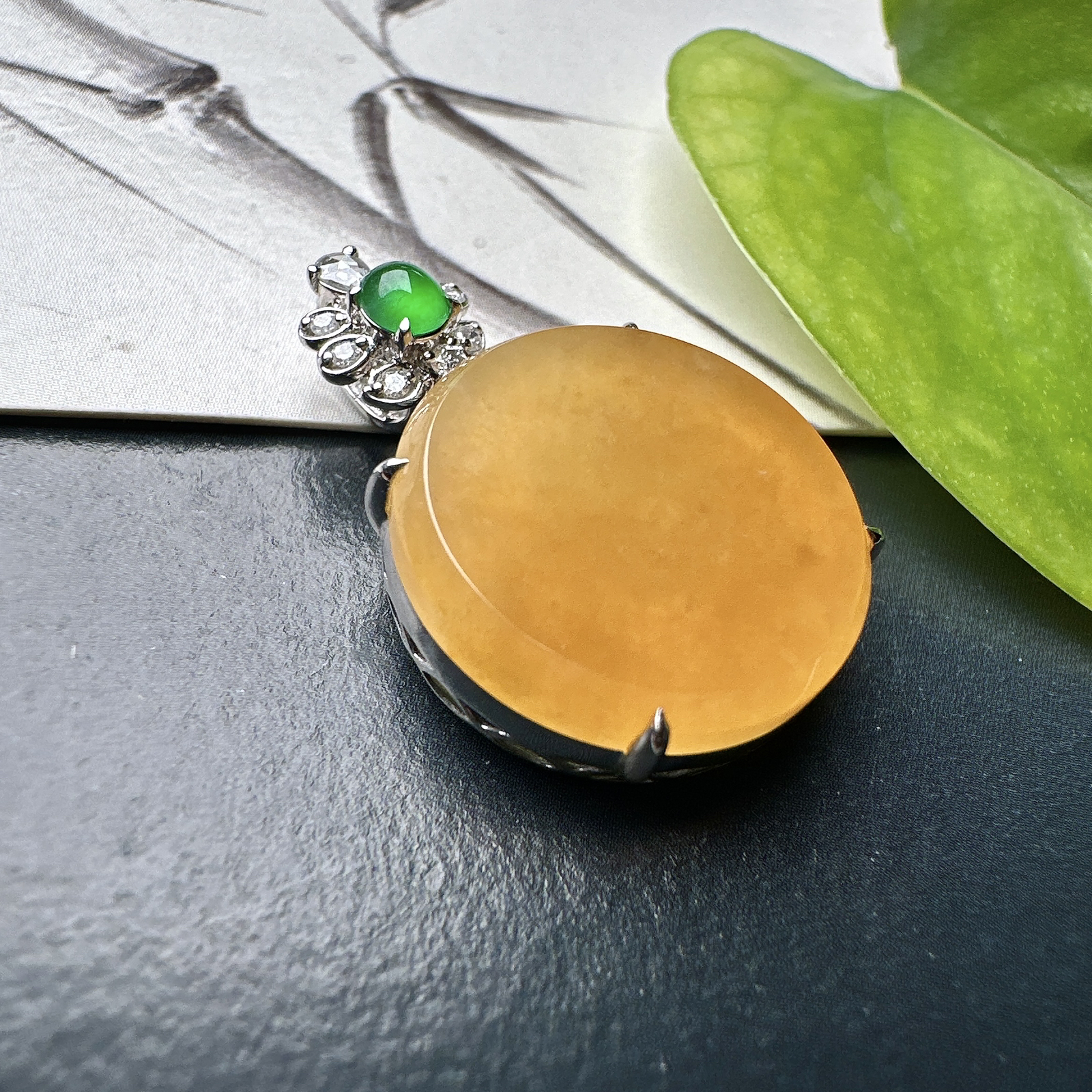 【冰种黄翡圆无事牌吊坠】质地细腻，冰润通透，晶莹闪亮。收藏品质，18k金钻镶嵌，裸石尺寸16.3*3.4毫米