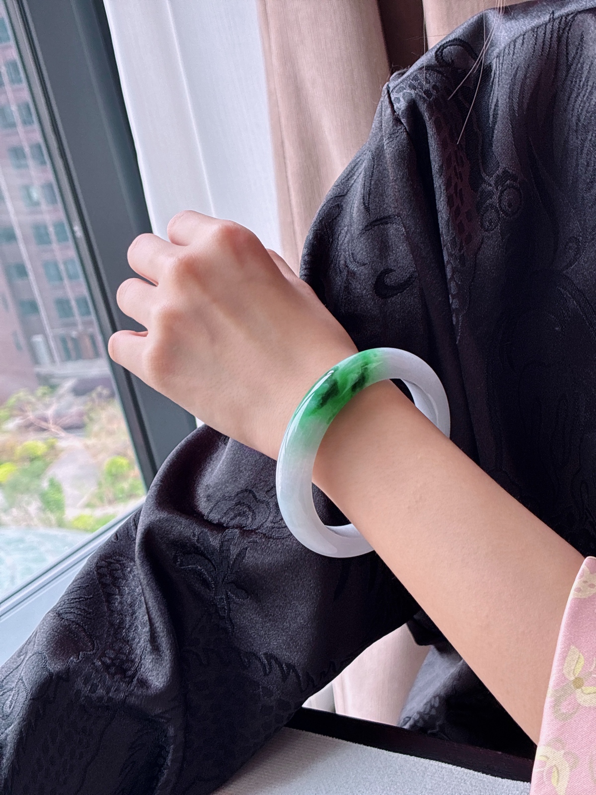 【手镯】正圈 圈口 57 58
【尺寸】58.2-12.6-10
【说明】飘绿花 冰飘花 腕间水墨 种老细腻 缅甸A货翡翠 有小细纹