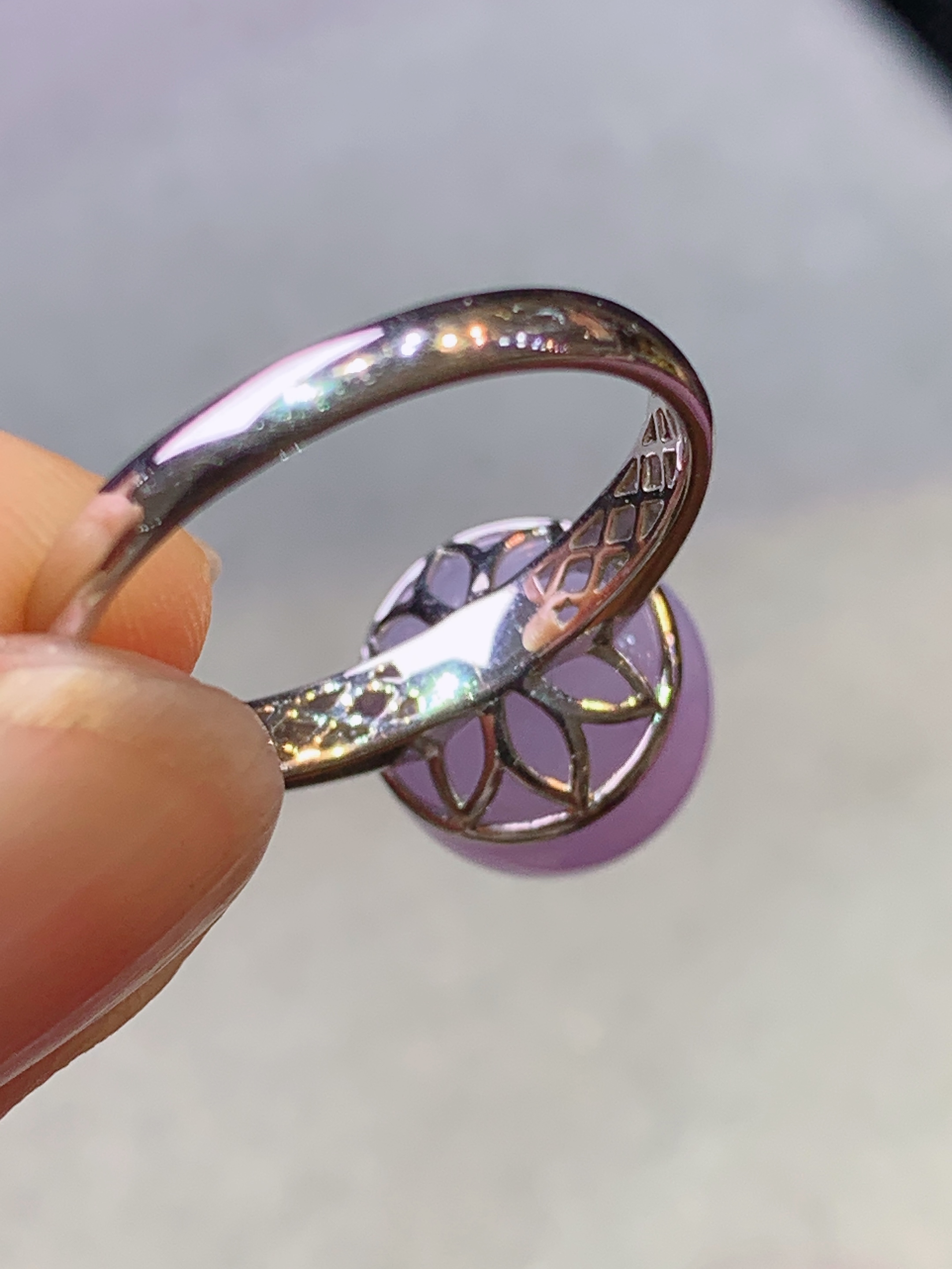 18k金钻镶嵌紫罗兰圆珠戒指 玉质细腻 色泽艳丽清新 水润亮眼 圈口13.5 整体尺寸10.5 b1