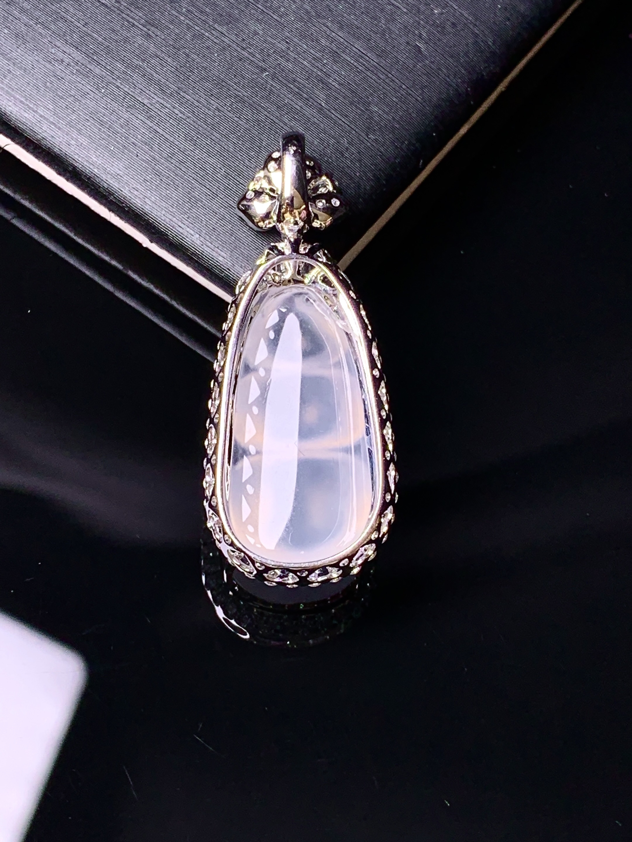 18k金钻镶嵌冰种四季豆吊坠 玉质细腻 色泽艳丽清新 水润亮眼 整体尺寸31.2*12.7*8f3