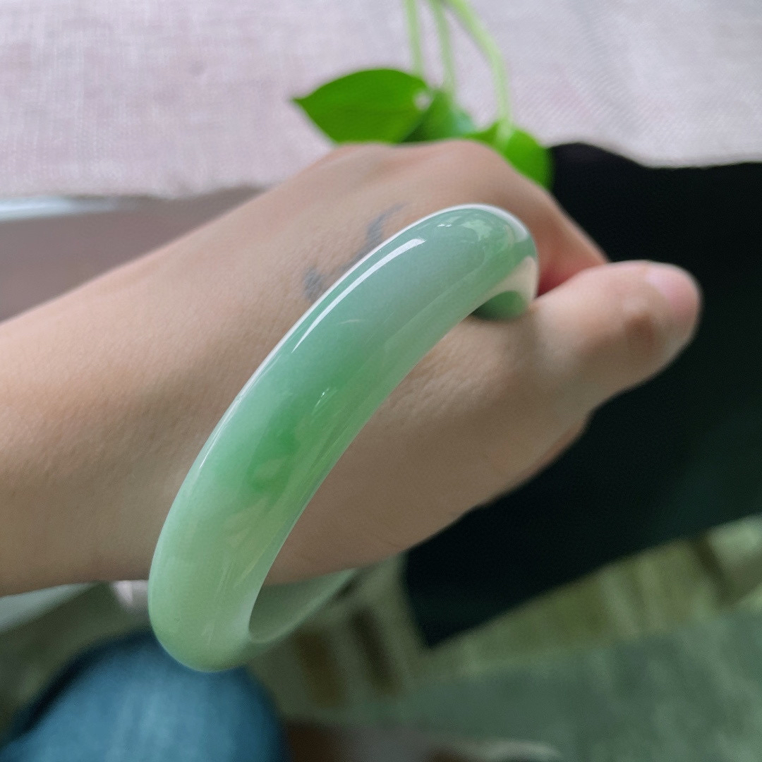 56/12/9.2，绿底正圈，鲜活翠色，充满生机和希望，质地温润，棉线