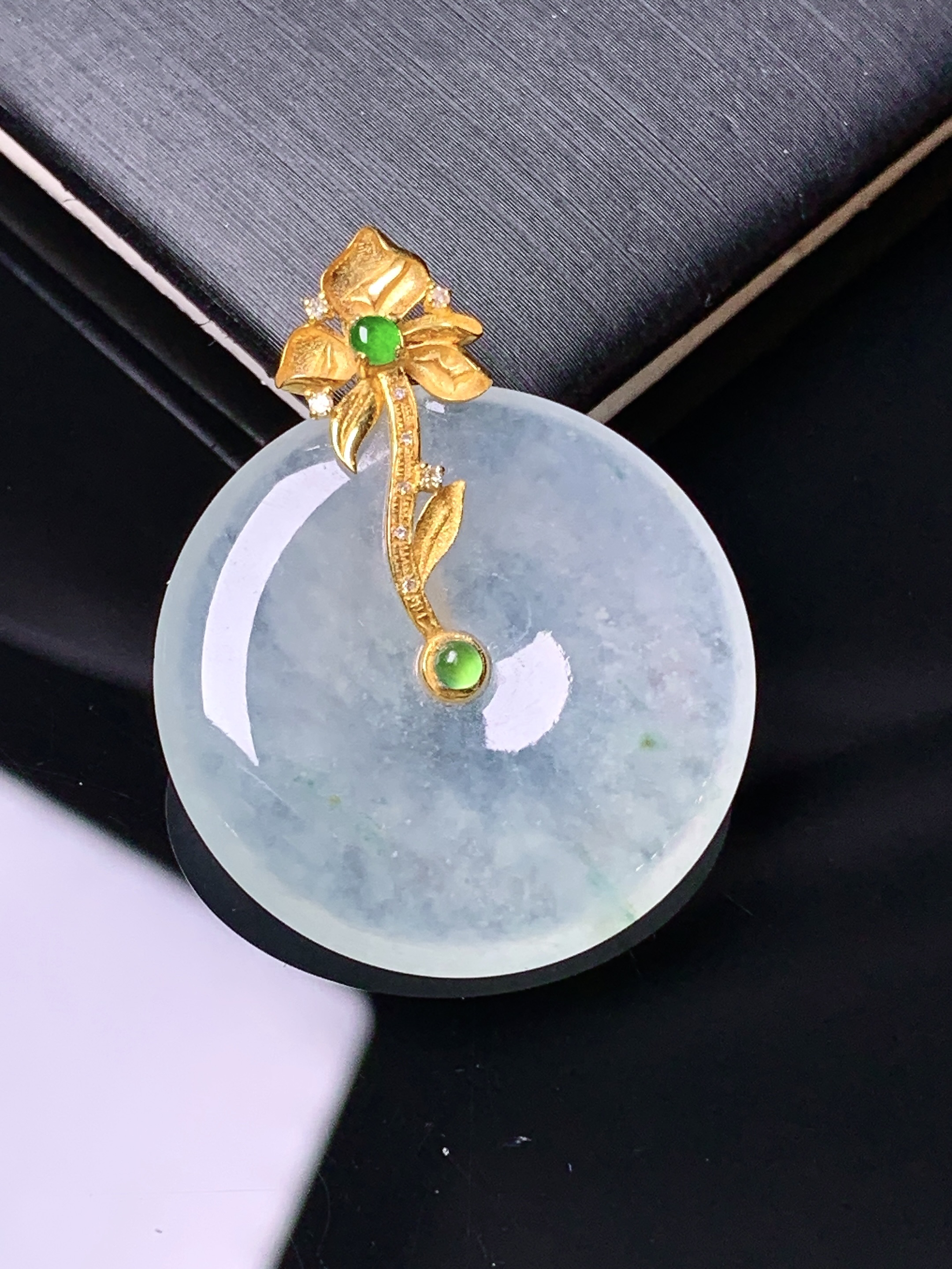 18k金钻镶嵌冰种平安扣吊坠 玉质细腻 色泽艳丽清新 水润亮眼 整体尺寸32.2*25.5*4.2z