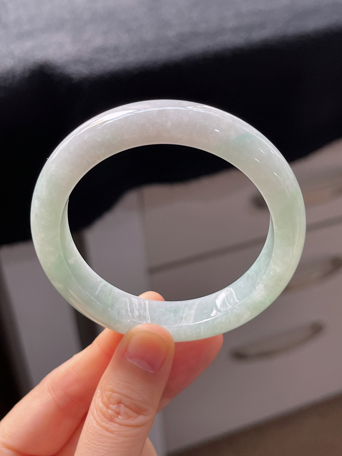 正圈54.9圈口，翡翠糯化种淡绿色手镯