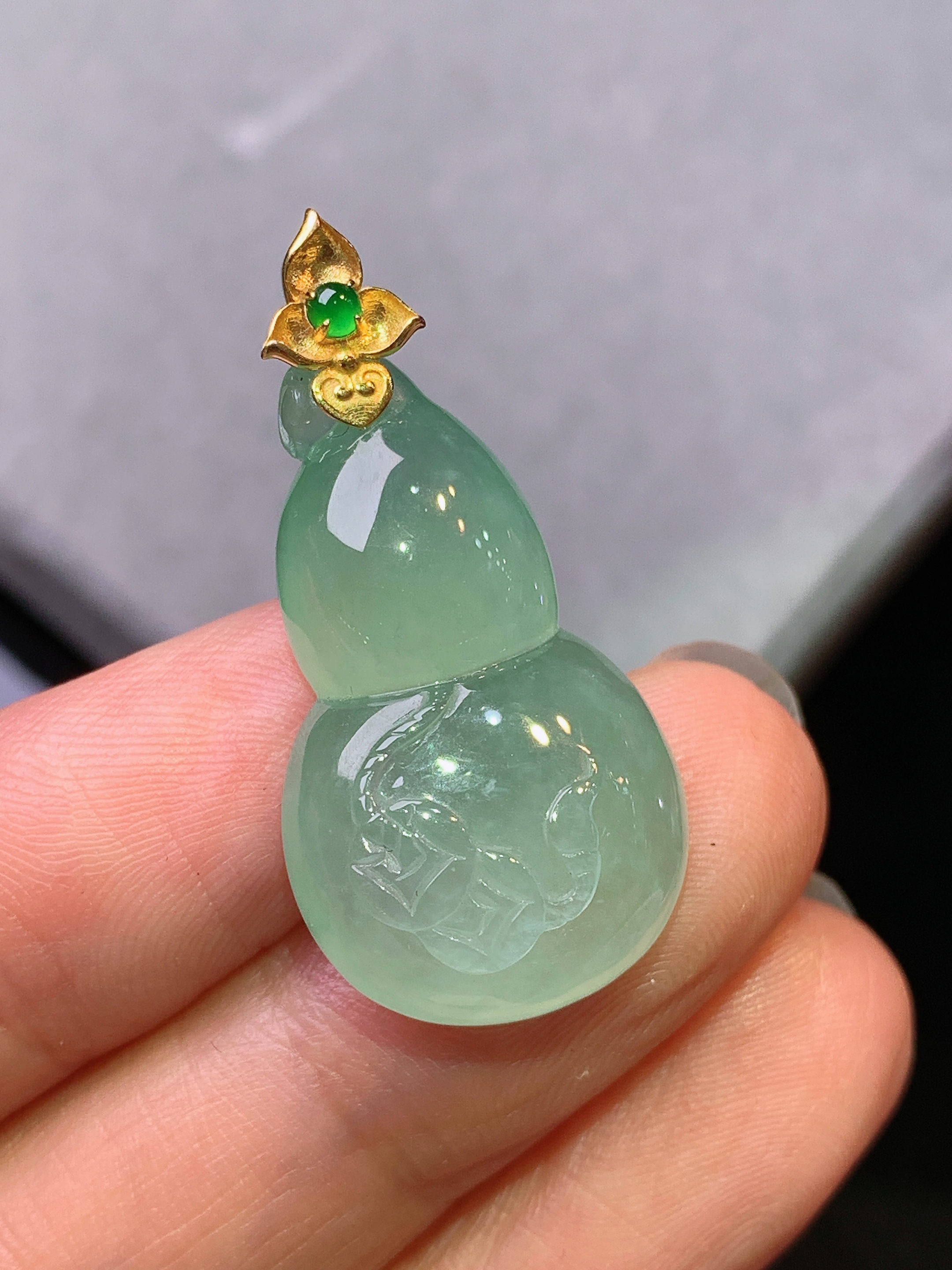 18k金镶嵌冰种晴绿葫芦吊坠 玉质细腻 色泽艳丽清新 水润亮眼 整体尺寸32.5*16.2*7m1