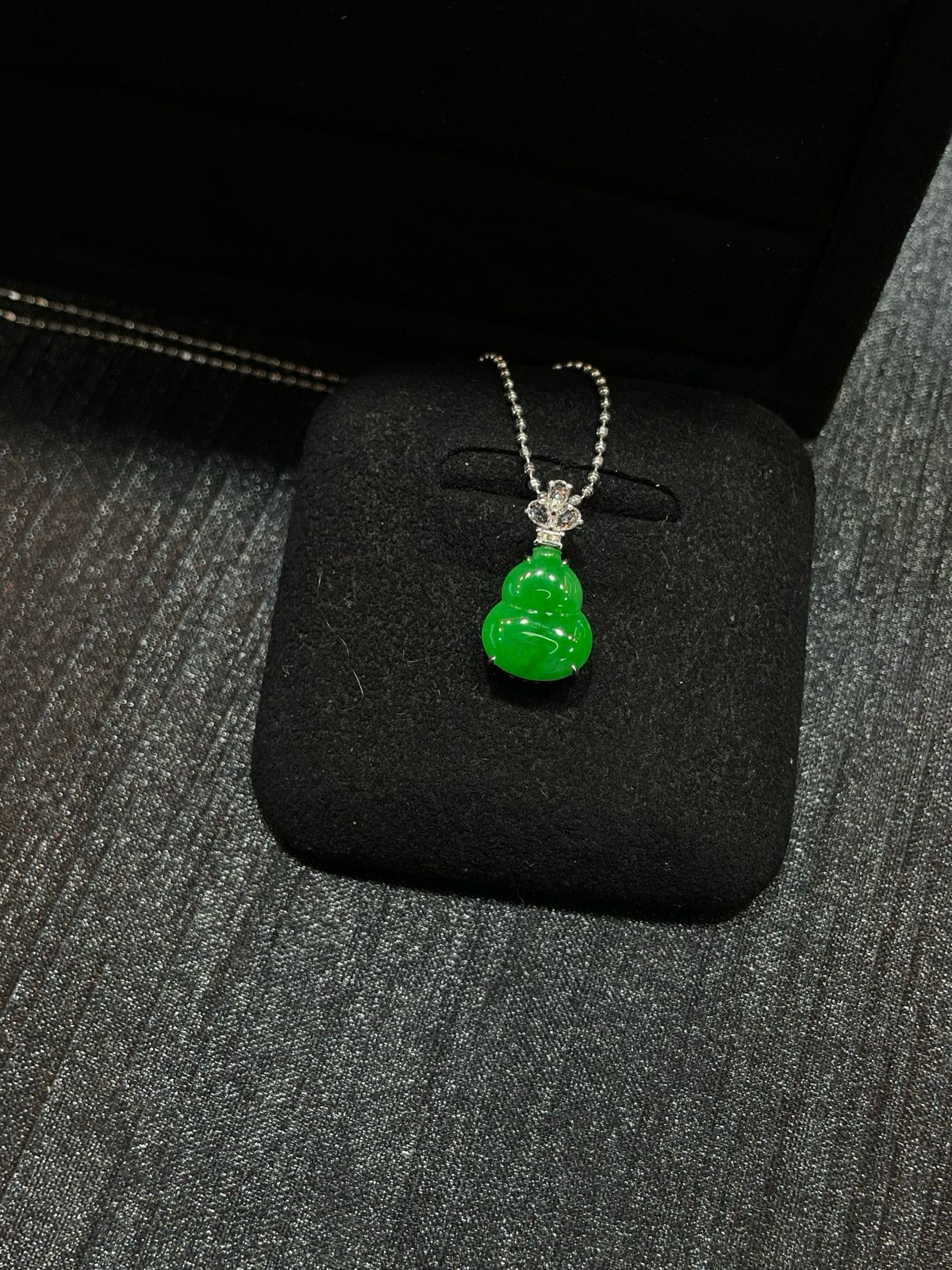 满色 正阳绿 mini葫芦吊坠

18k金简镶嵌