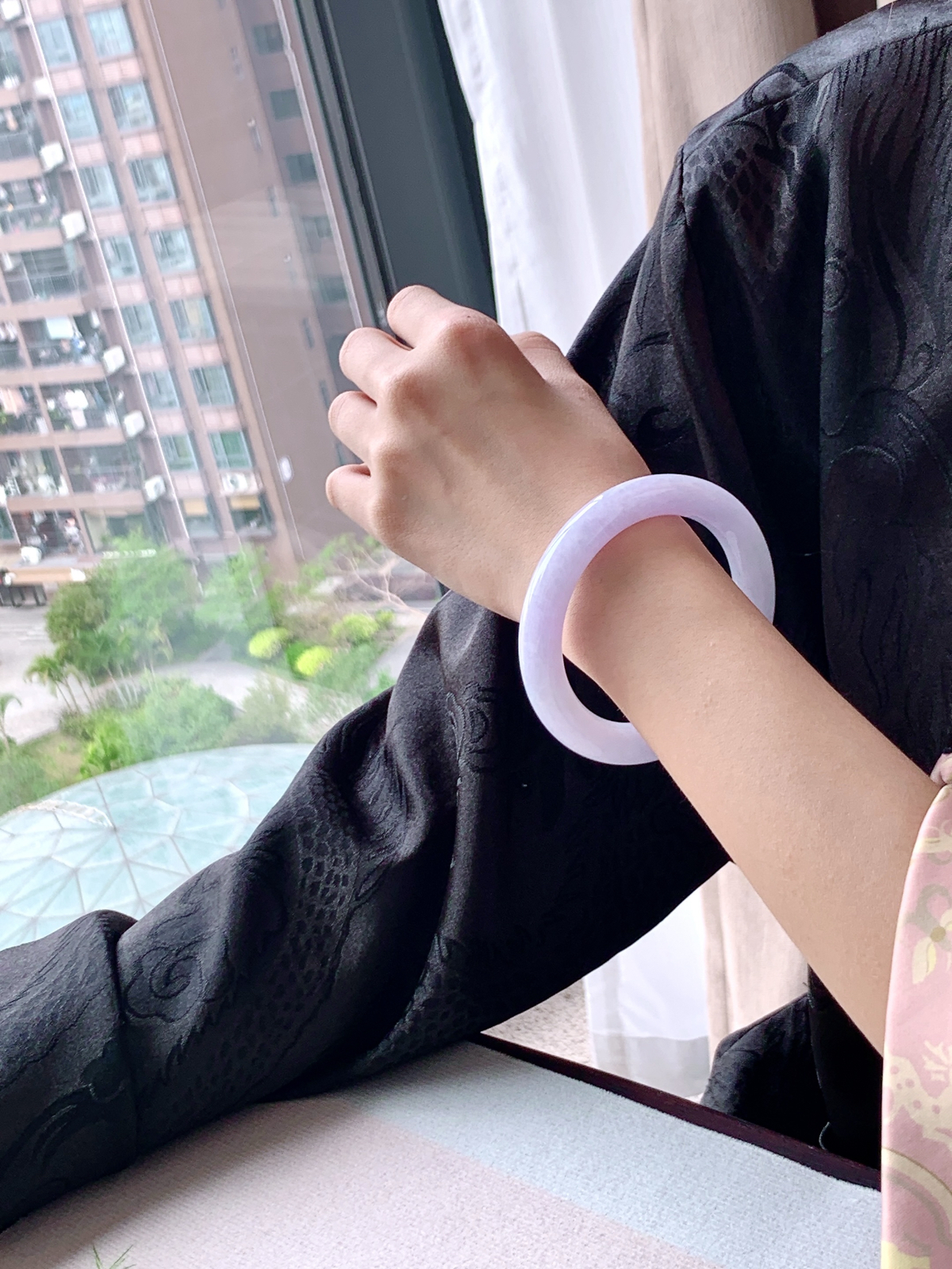 【手镯】️圆条 圈口 57 58
【尺寸】56.3-10.3-10.6
【说明】莫奈花园 冰紫罗兰 种老细腻 缅甸A货翡翠 完美