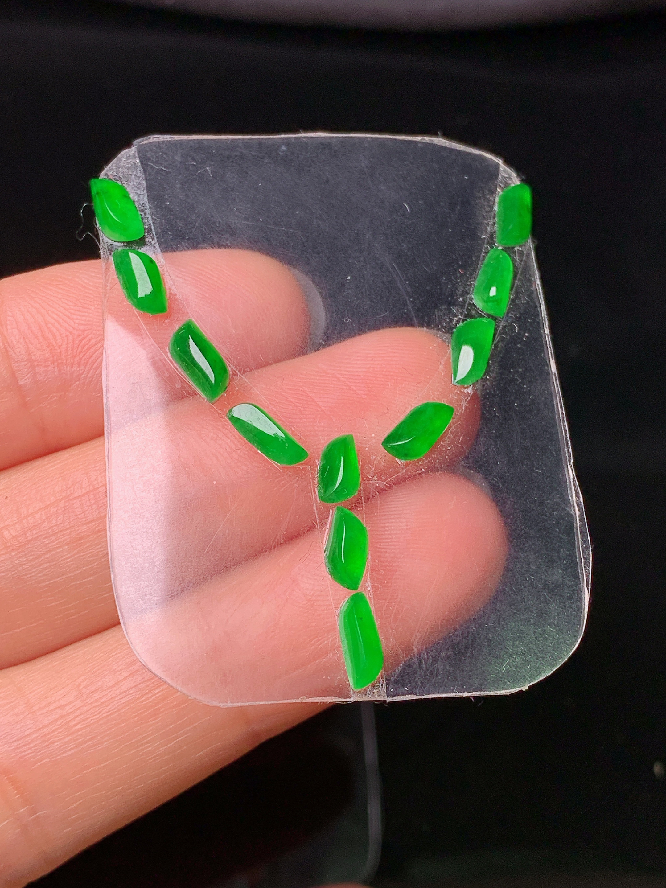 镶嵌款 满绿随形一手 吊坠 玉质细腻 色泽艳丽清新 水润亮眼 整体尺寸6.6*2.3*2j3