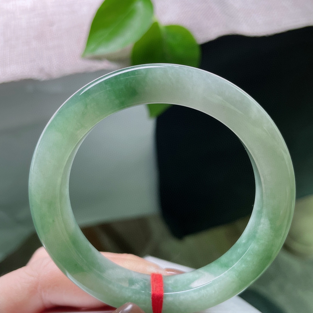 54.5/10.2/9.6，湖水绿正圈，水头好，版型厚装的，饱满，沉稳内敛。无暇