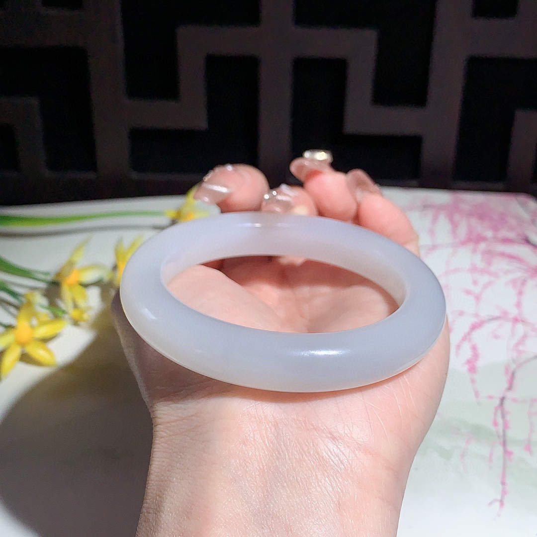 ￼ 和田玉55.5圈口紫罗兰色手镯！玉质细腻油润 底色纯净 无裂无黑 脂粉好，品质高