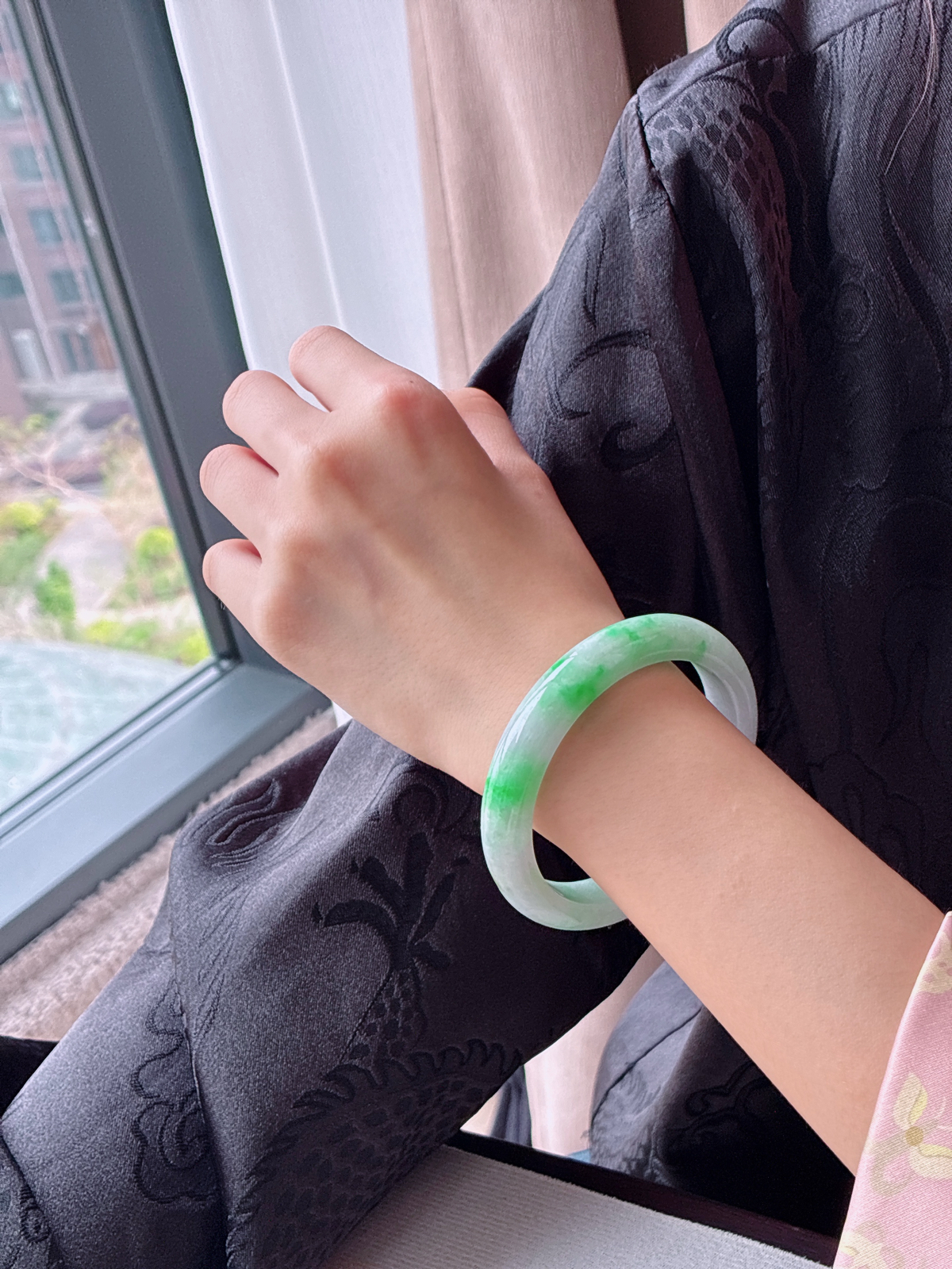 【手镯】正圈 圈口 55 56
【尺寸】56-10.9-7.8
【说明】飘绿花 冰飘花 金丝绿 白底青 种老细腻 缅甸A货翡翠 完美