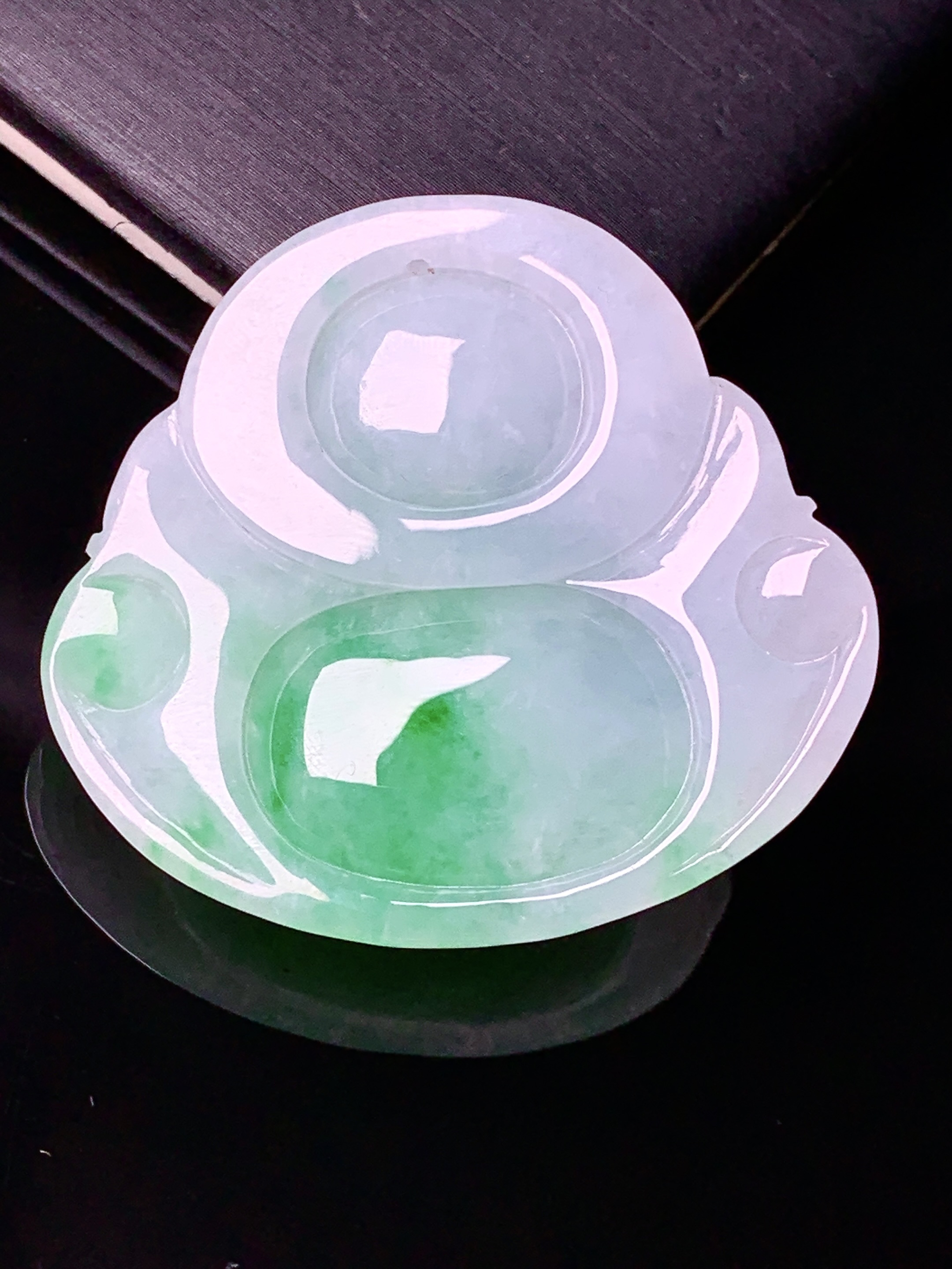 飘绿佛公吊坠 玉质细腻 色泽艳丽清新 水润亮眼 整体尺寸33.8*36.8*10.2x1