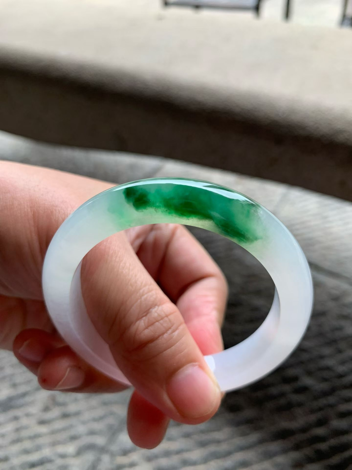 飘绿花正圈手镯尺寸52.5*10.5*8.5 种质细腻，底子白皙，胶胶润润，绿花浓郁鲜活，上手贵气抢眼！