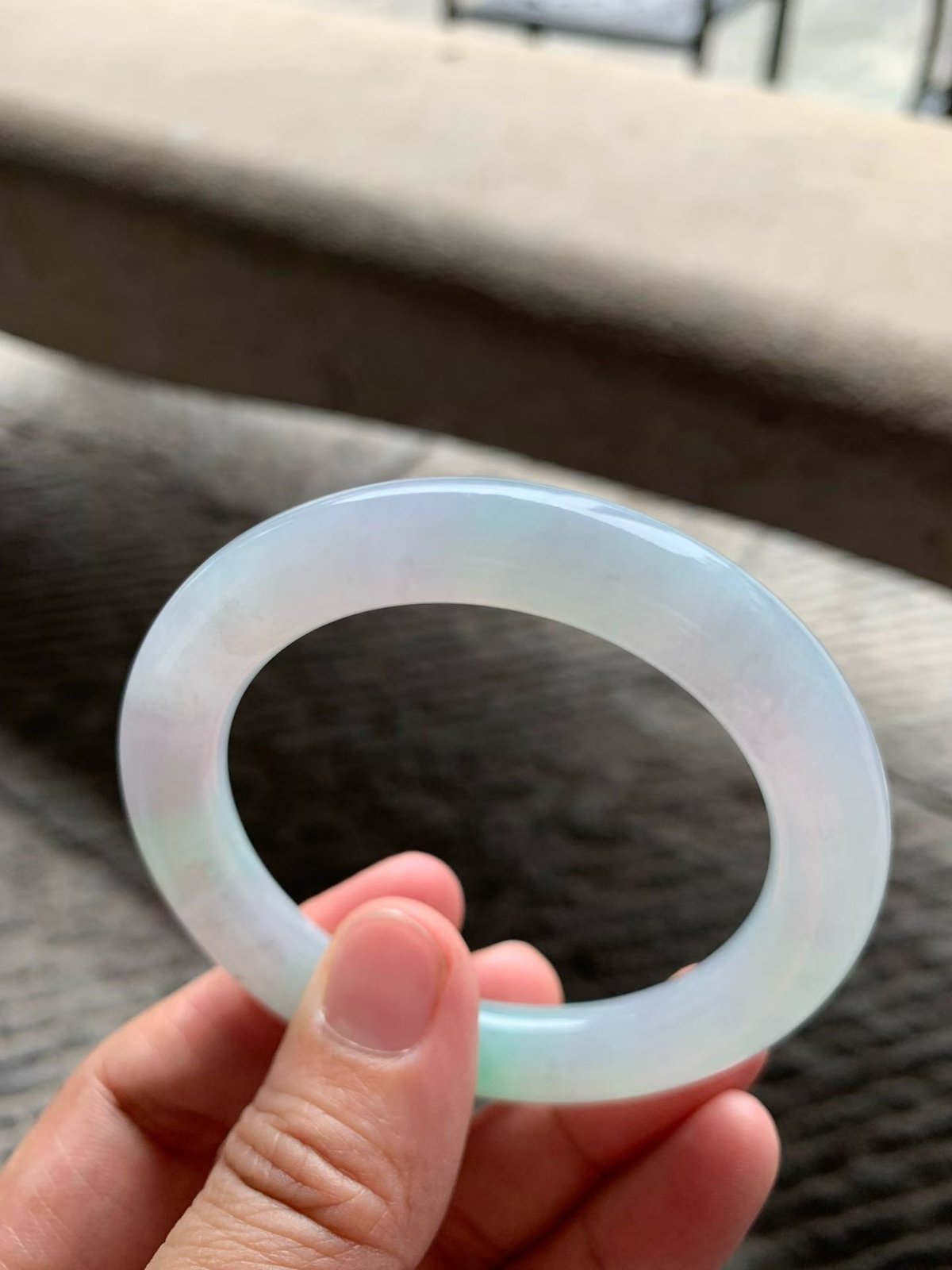 春彩圆条手镯尺寸51.5*10*10 糯化底子细腻如凝脂，淡紫底晕染着一抹鲜活绿花，像春日里的薄雾与新芽，上手温润，古典韵味拉满！