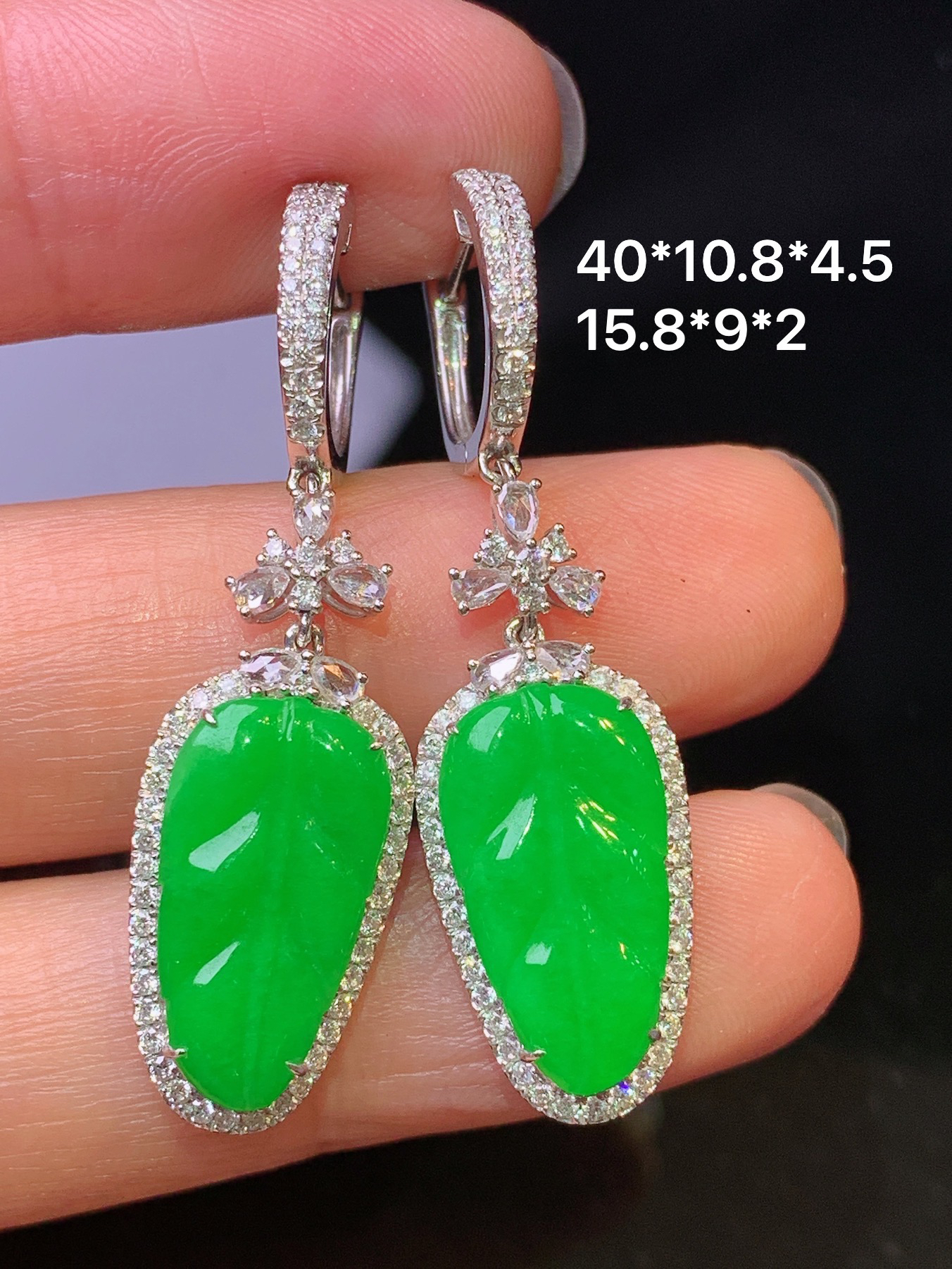 18k金钻镶嵌满绿树叶耳坠 玉质细腻 色泽艳丽清新 水润亮眼 整体尺寸40*10.8*4.5d2