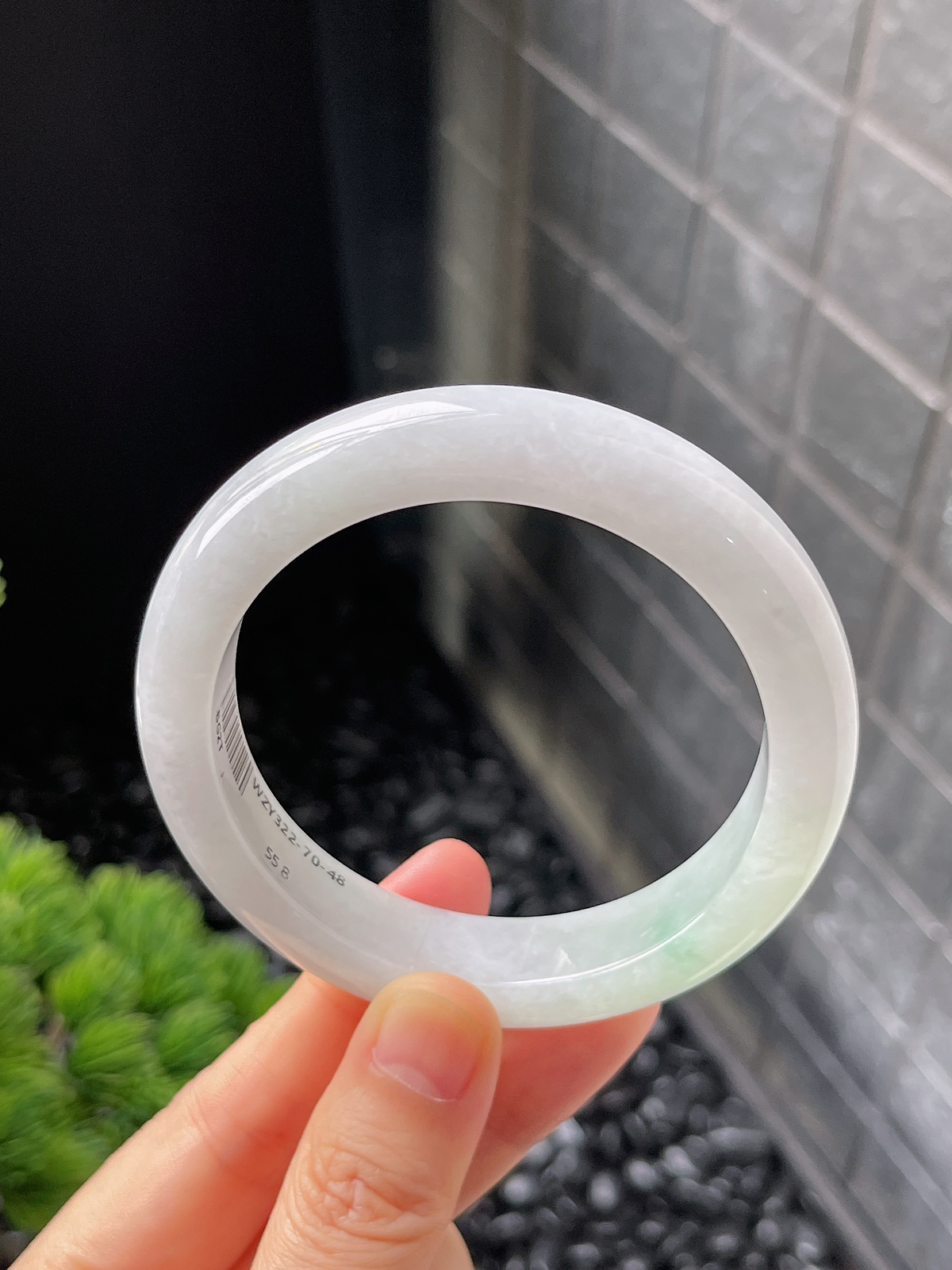 正圈55.8圈口，翡翠糯化种淡绿色手镯