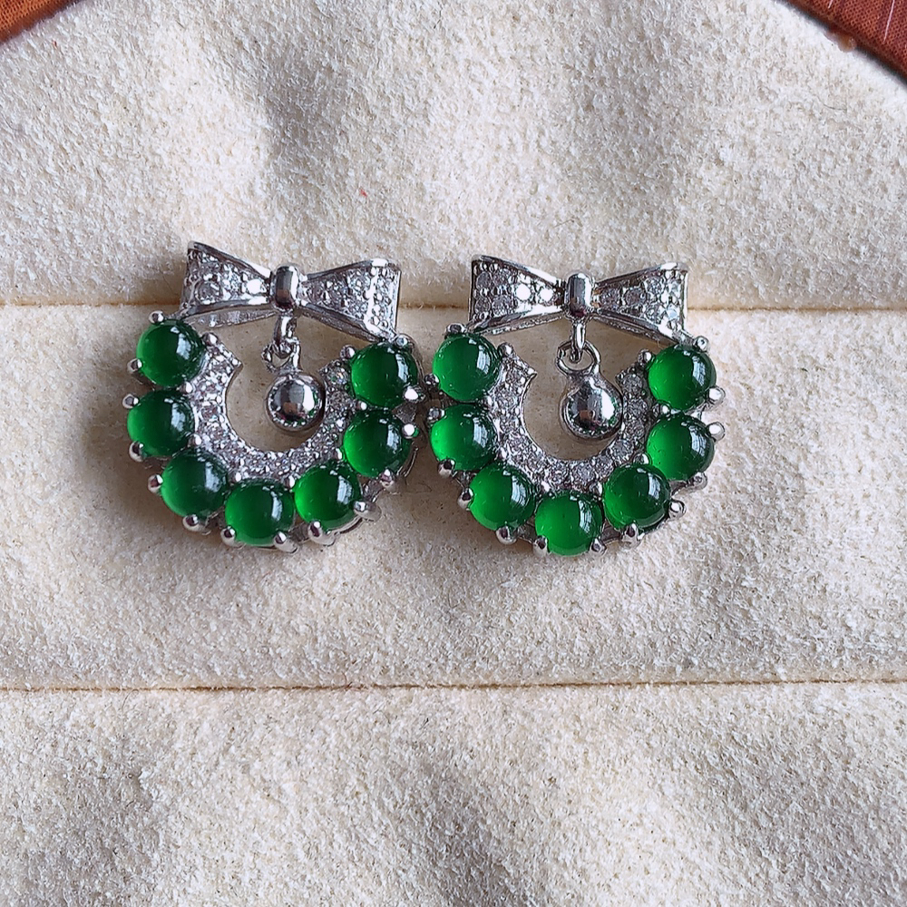 冰满绿翡翠925银镶嵌耳钉，自然光实拍，翠色灵动，颜色漂亮，种老水足，品相佳，佩戴佳品！W481.2