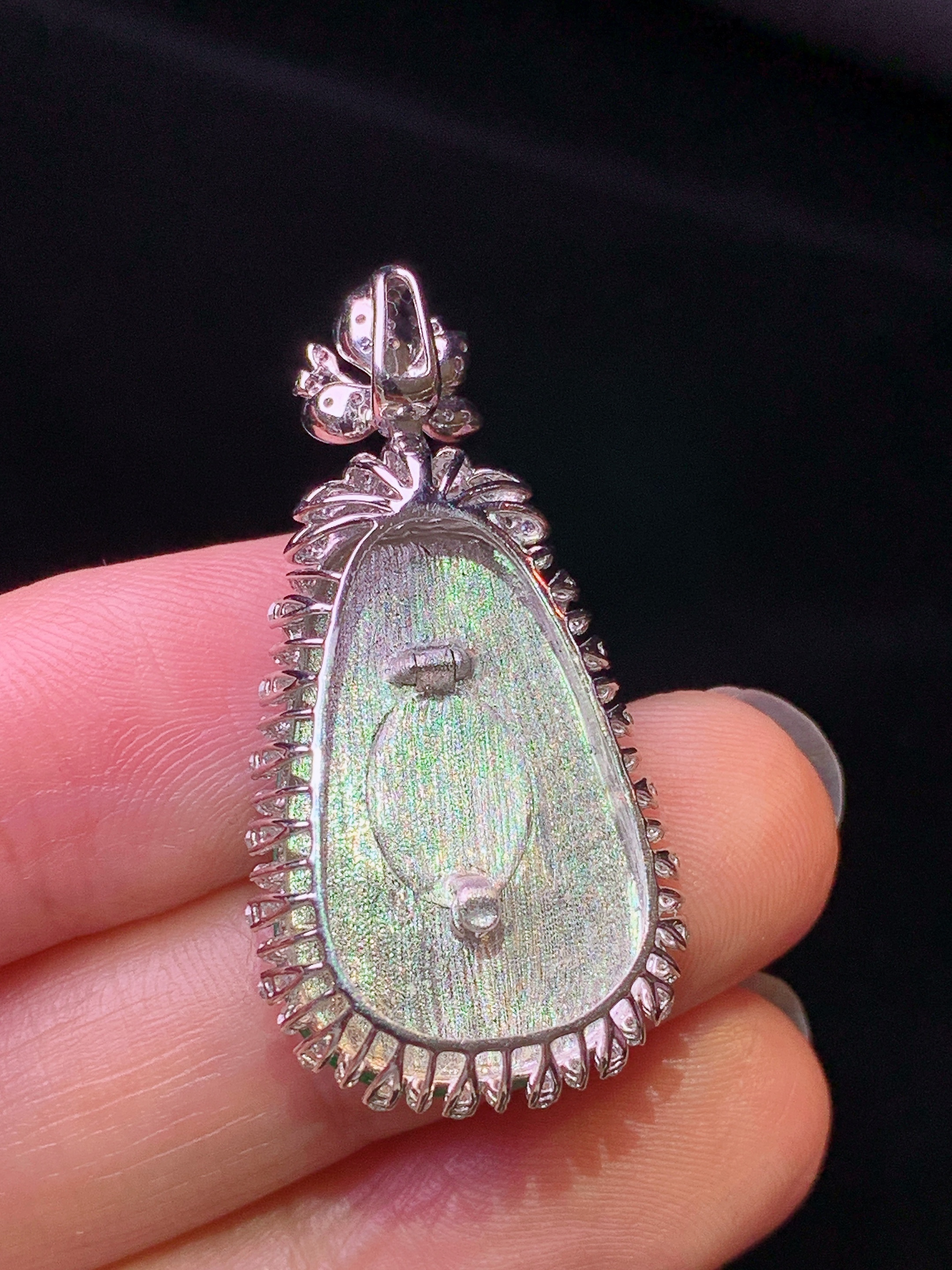 18k金钻镶嵌翠绿如意吊坠 玉质细腻 色泽艳丽清新 水润亮眼 整体尺寸35*17.5*6.5b1